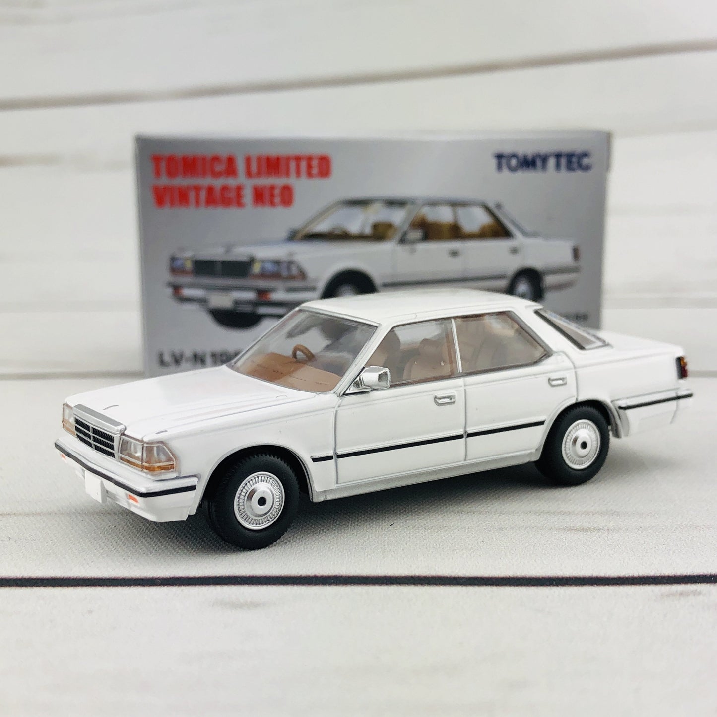 Tomica Limited Vintage 1/64 Nissan Gloria HT V20 Grandage White (1986) LV-N198a