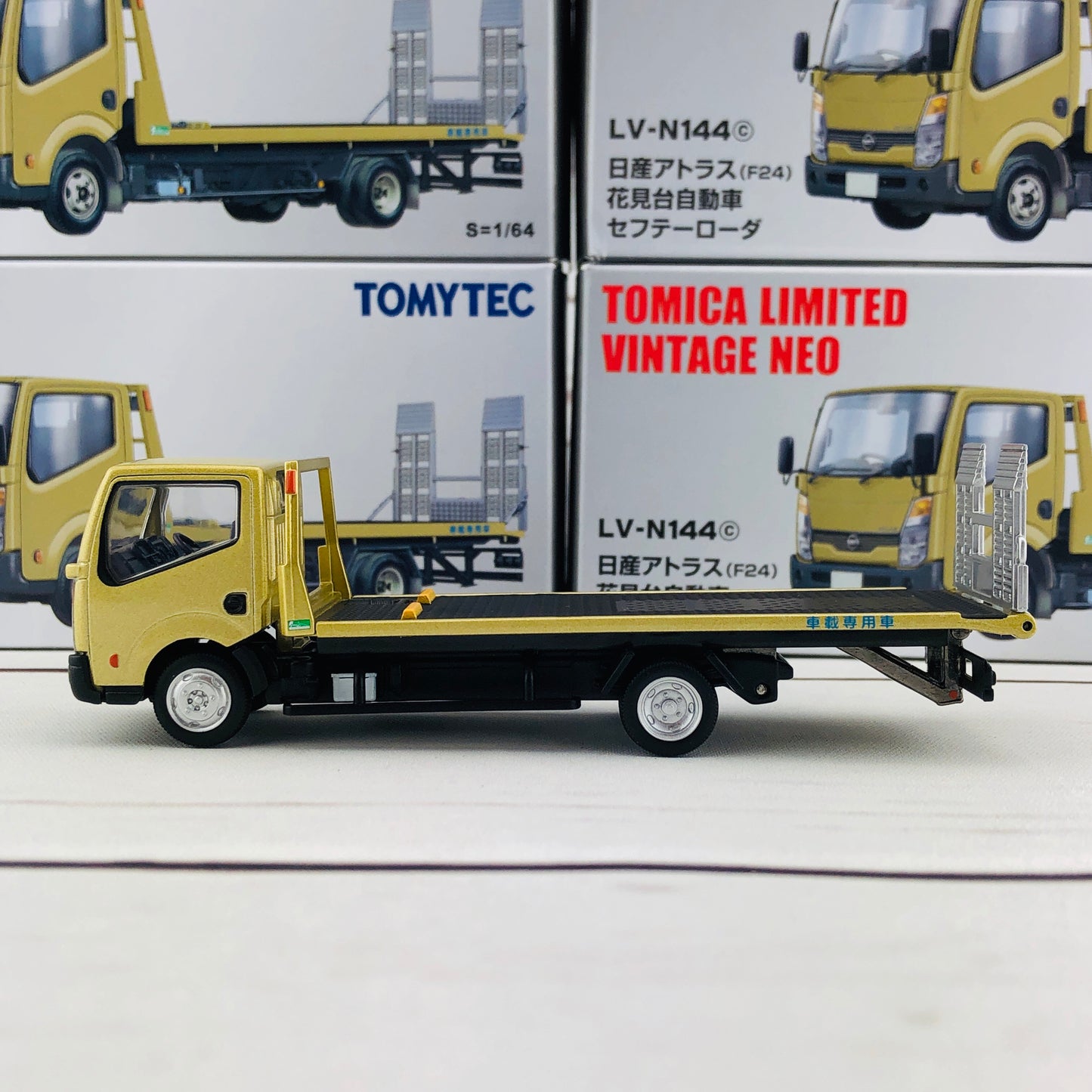 Tomica Limited Vintage Tomytec Nissan Atlas (F24) Hanamidai Safety Loader Gold 1/64 LV-N144c
