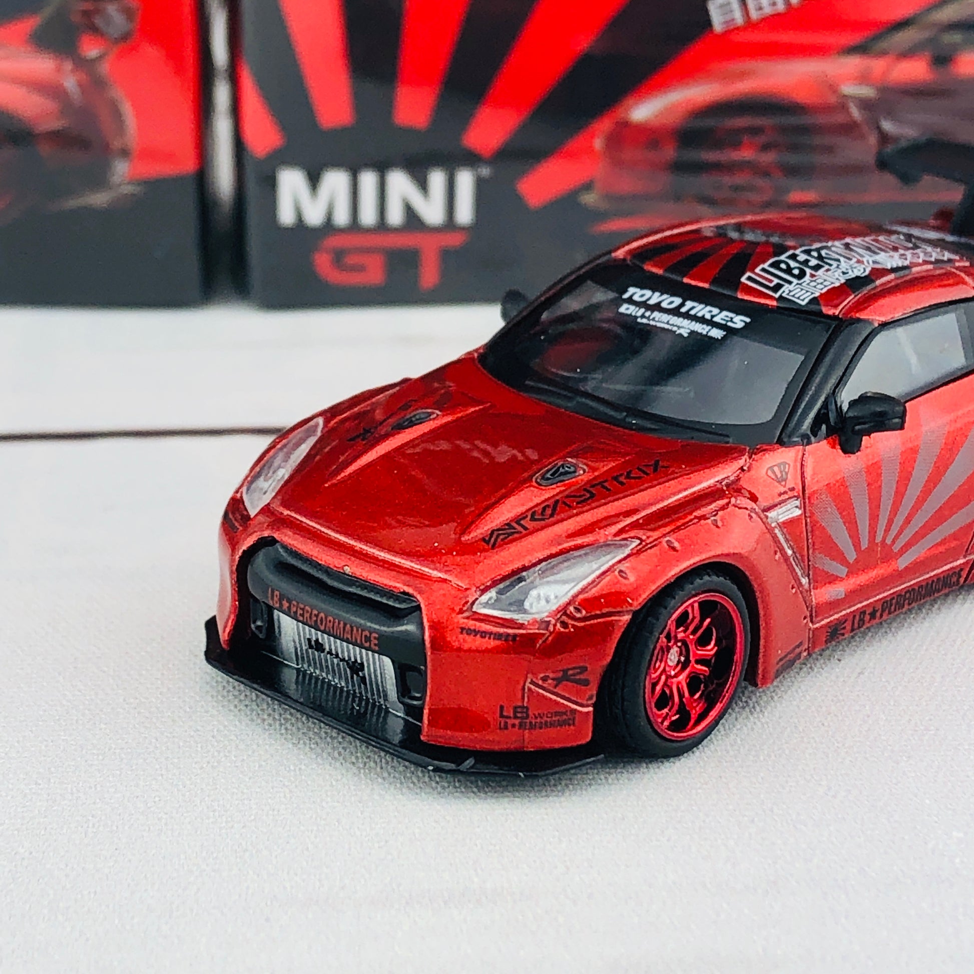 MINI GT 1/64 LB★Works Nissan GTR (R35) Type 1, Rear Wing ver 1+2 Candy Red RHD MGT00077-R