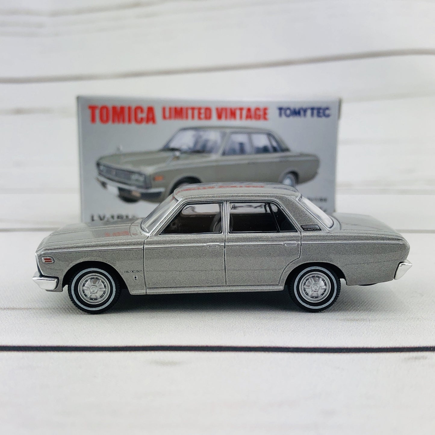Tomica Limited Vintage 1/64 Toyopet Crown (1969) LV-181b
