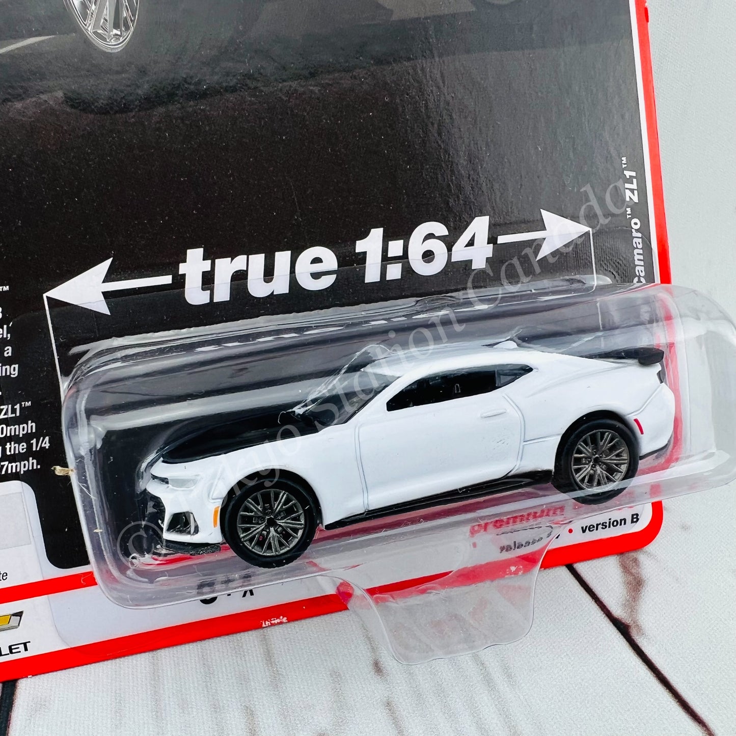 AUTO WORLD 1/64 2019 Chevy Camaro ZL1 Summit White 849398049365