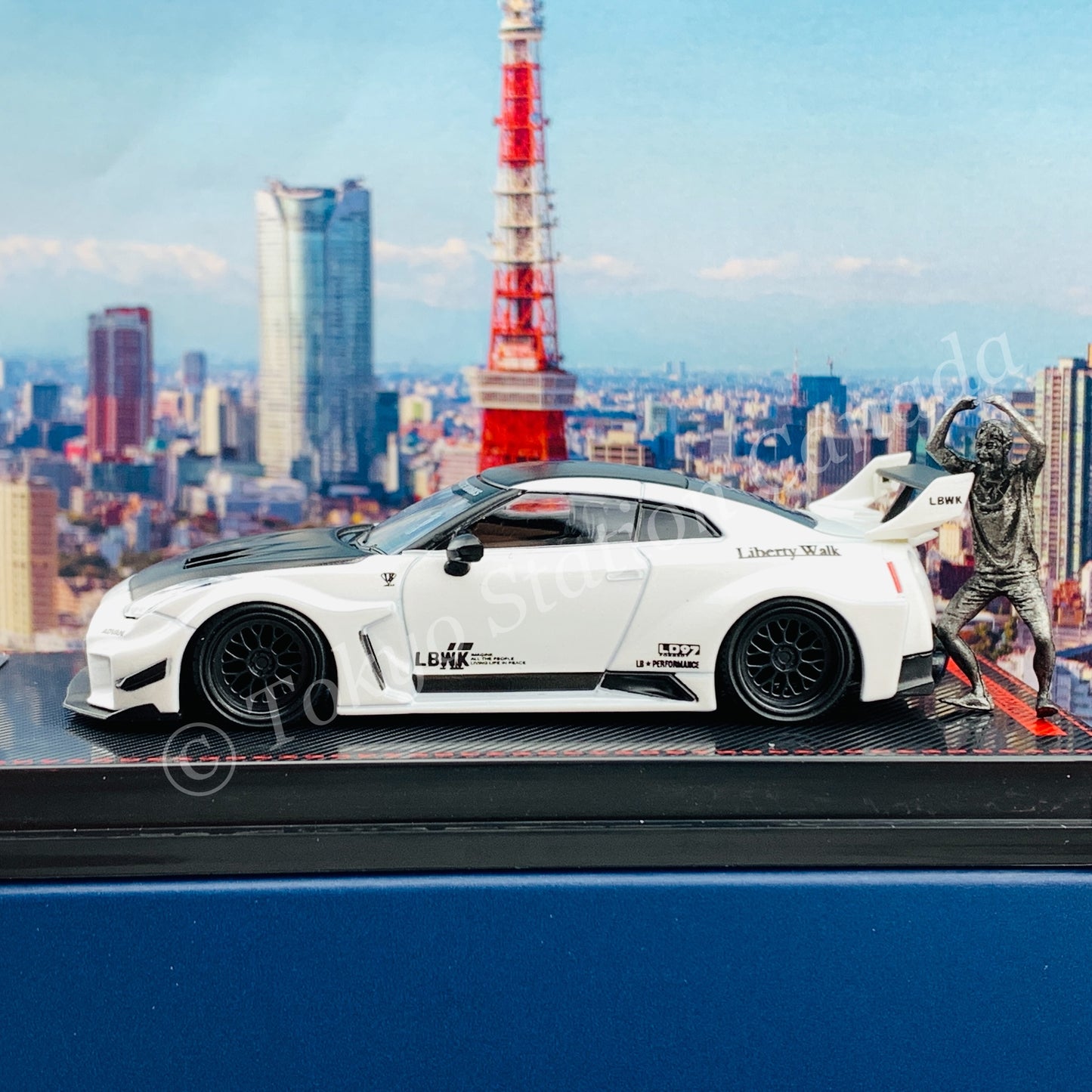 Ignition Model 1/64 LB-Silhouette WORKS GT Nissan 35GT-RR Pearl White With Mr. Kato metal figurine IG2388