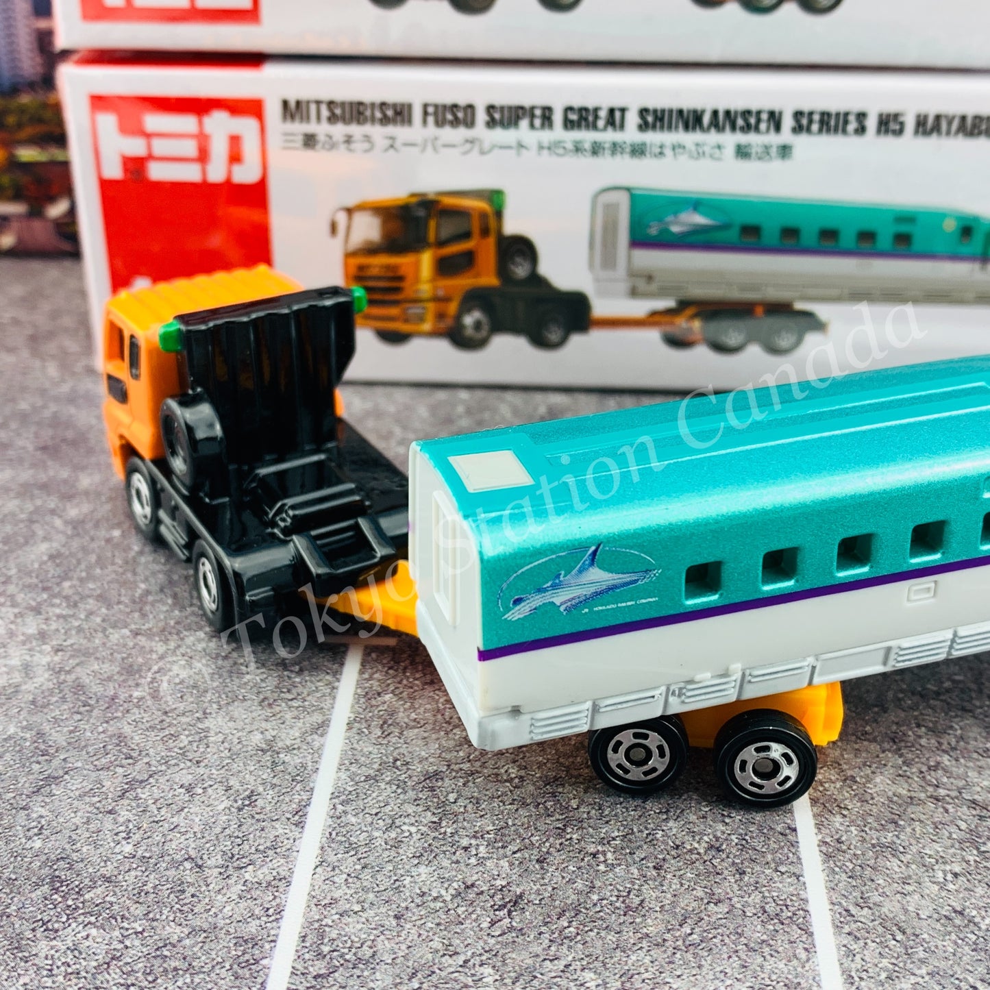 TOMICA 122 Mitsubishi Fuso Super Great Shinkansen Series H5 Hayabusa Transporter