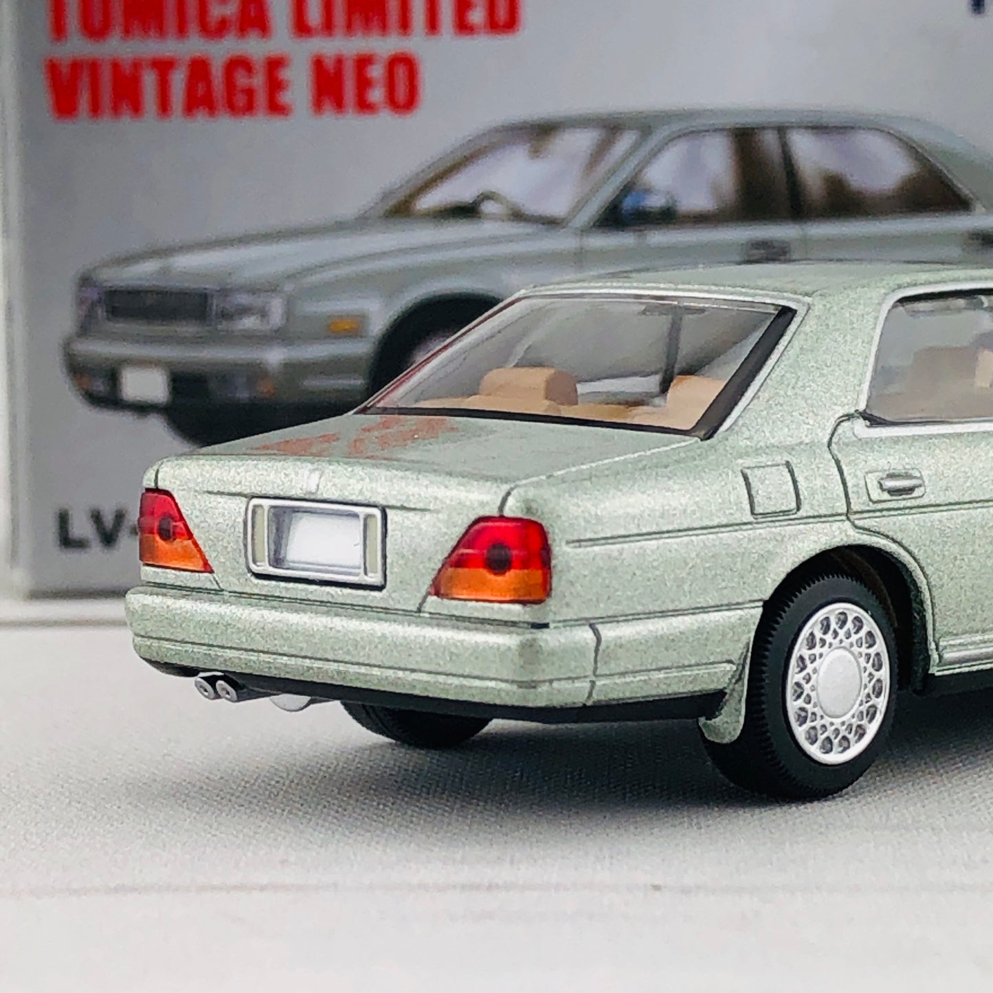 Tomica Limited Vintage 1/64 Nissan Cedric Brougham VIP LV-N181b