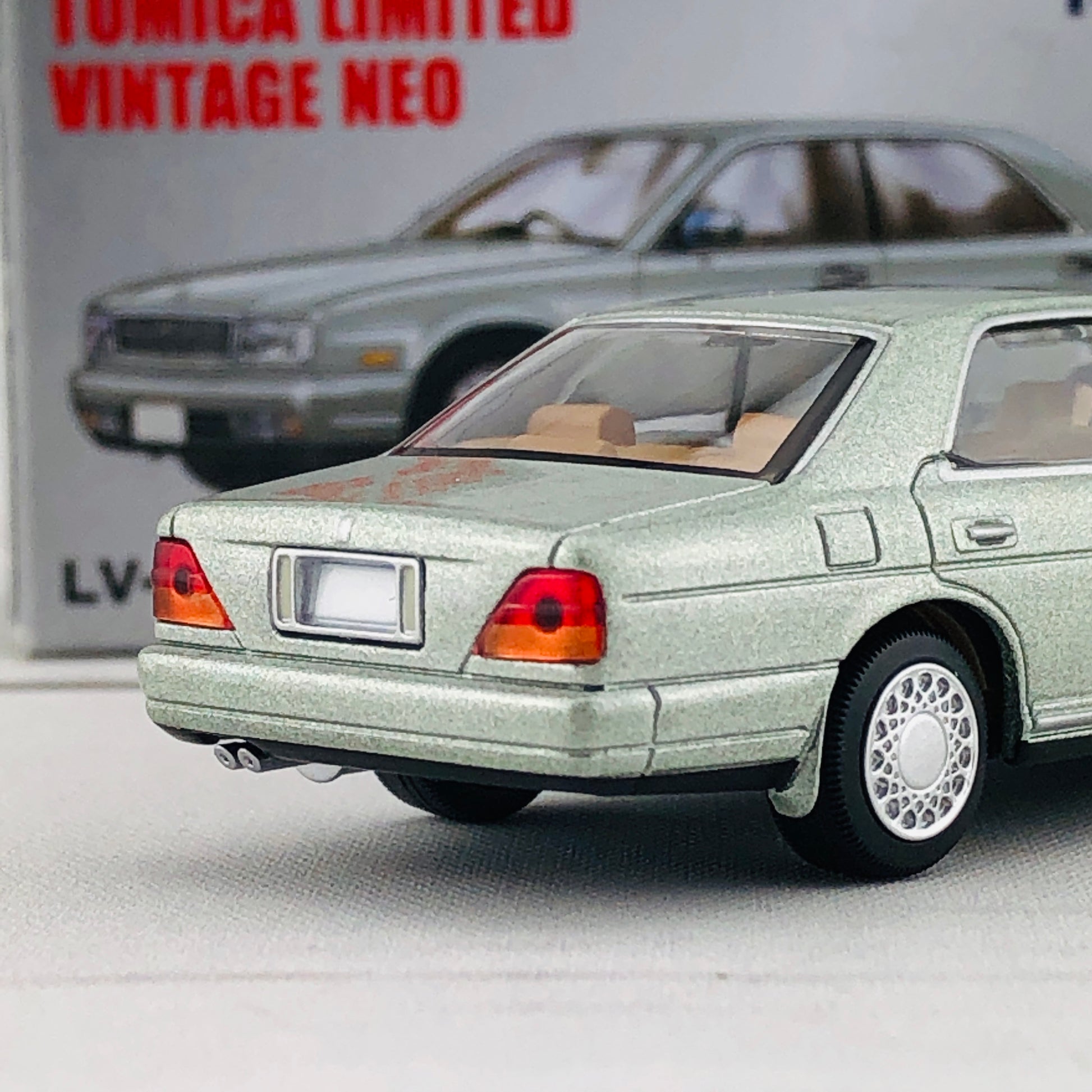 Tomica Limited Vintage 1/64 Nissan Cedric Brougham VIP LV-N181b