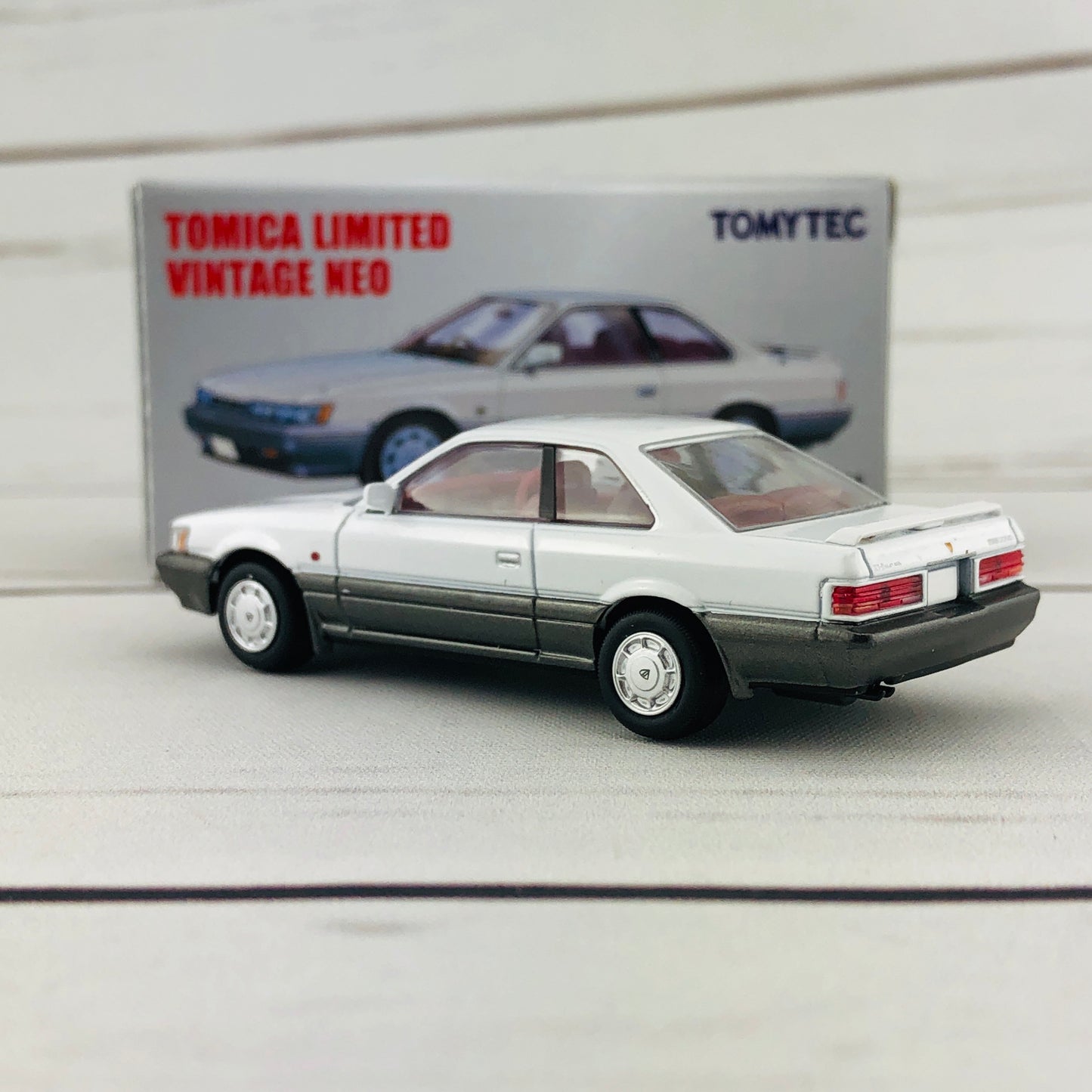 Tomica Limited Vintage 1/64 Nissan Leopard 2.0XS-II White/Silver (1987) LV-N118c