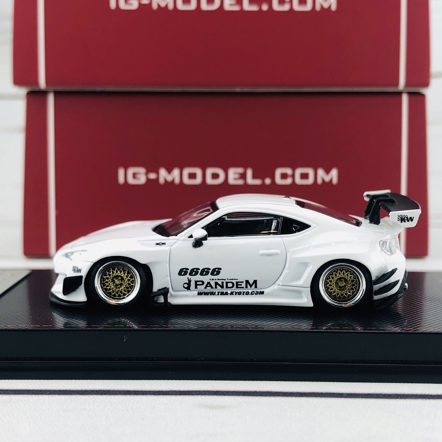 Ignition Model 1/64 Pandem Toyota 86 V3 White 1402