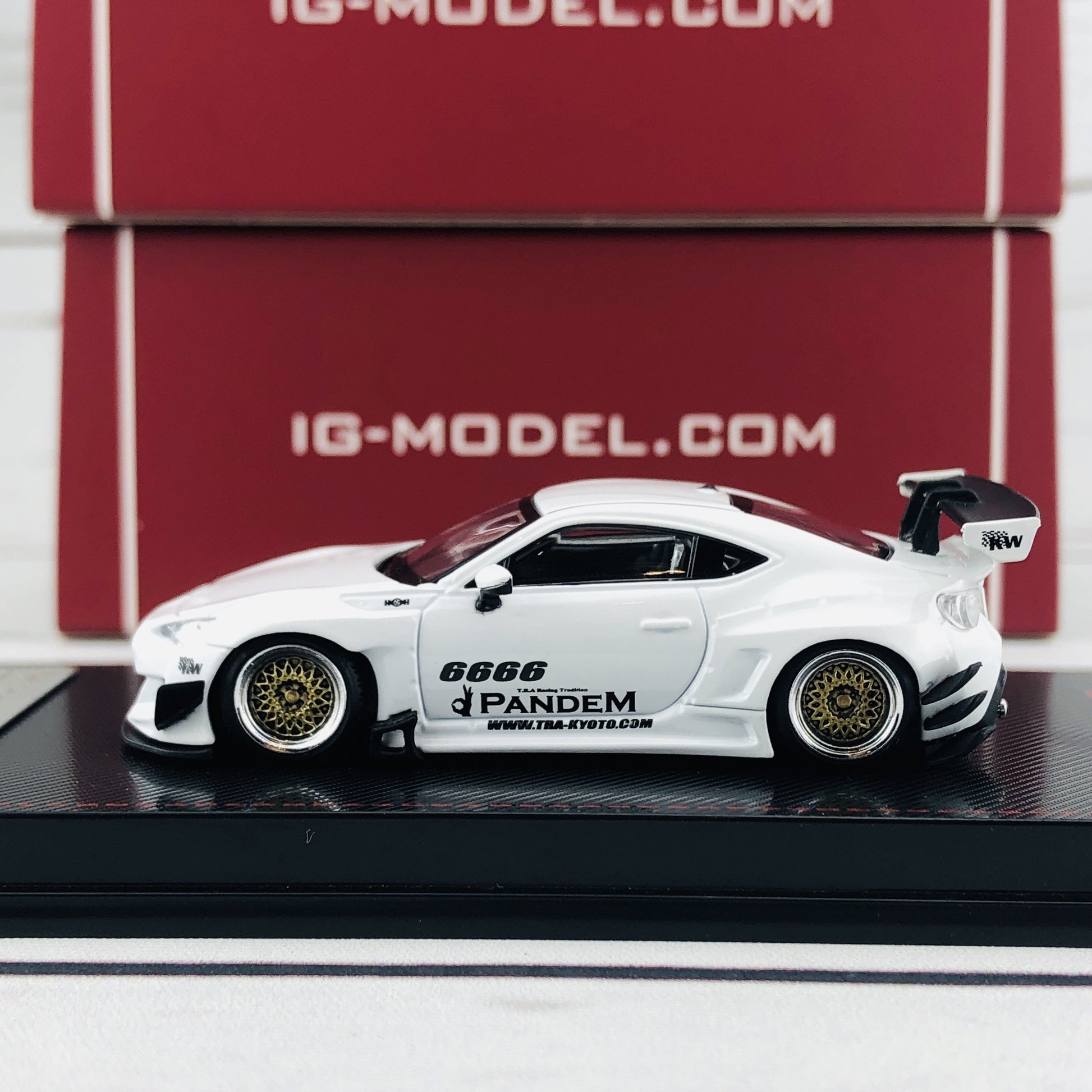 Ignition Model 1/64 Pandem Toyota 86 V3 White 1402