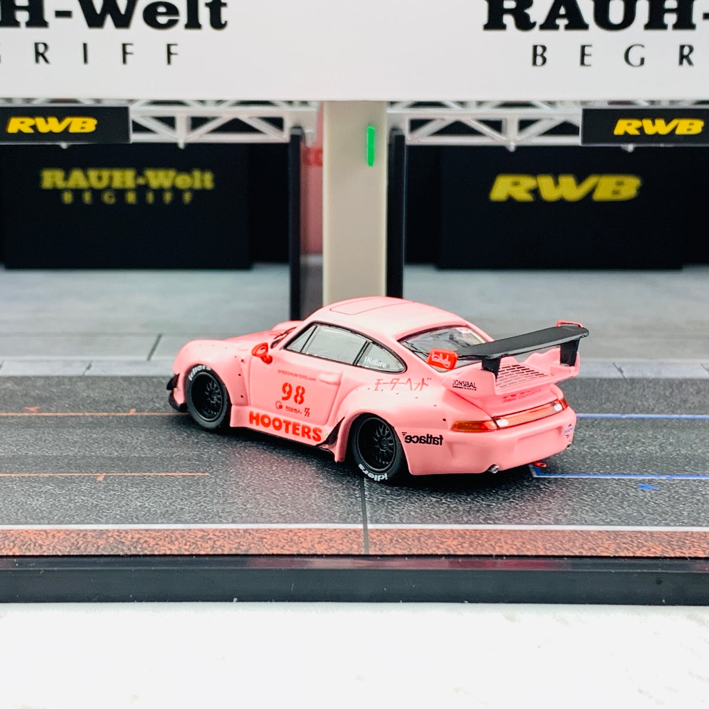 Tarmac Works 1/64 Pit Garage Diorama - RWB - PART64 T64D-001-RWB Includes exclusive model T64-017-HO RWB 993 HootersTarmac Works 1/64 Pit Garage Diorama - RWB - PART64 T64D-001-RWB Includes exclusive model T64-017-HO RWB 993 Hooters