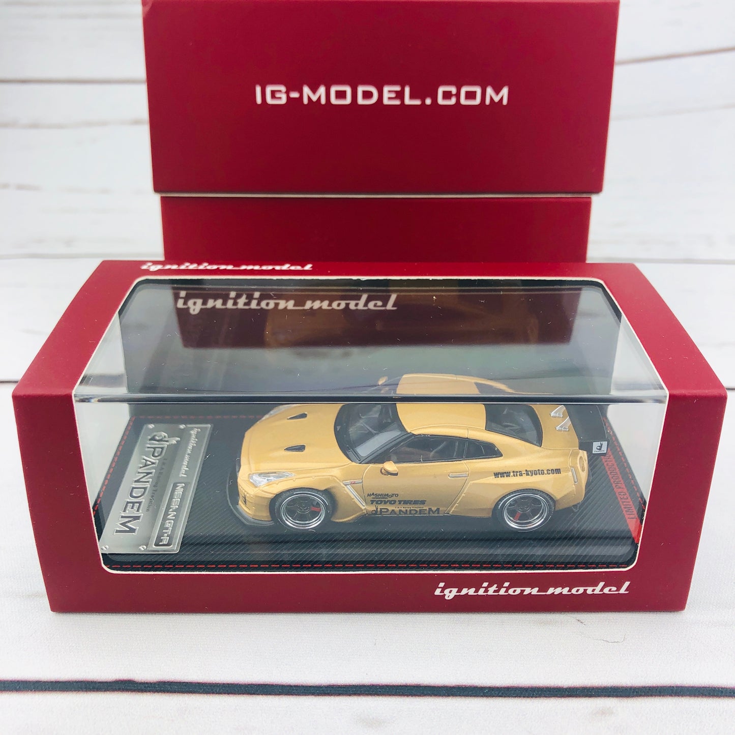 Ignition Model 1/64 Pandem R35 GTR Gold 1744