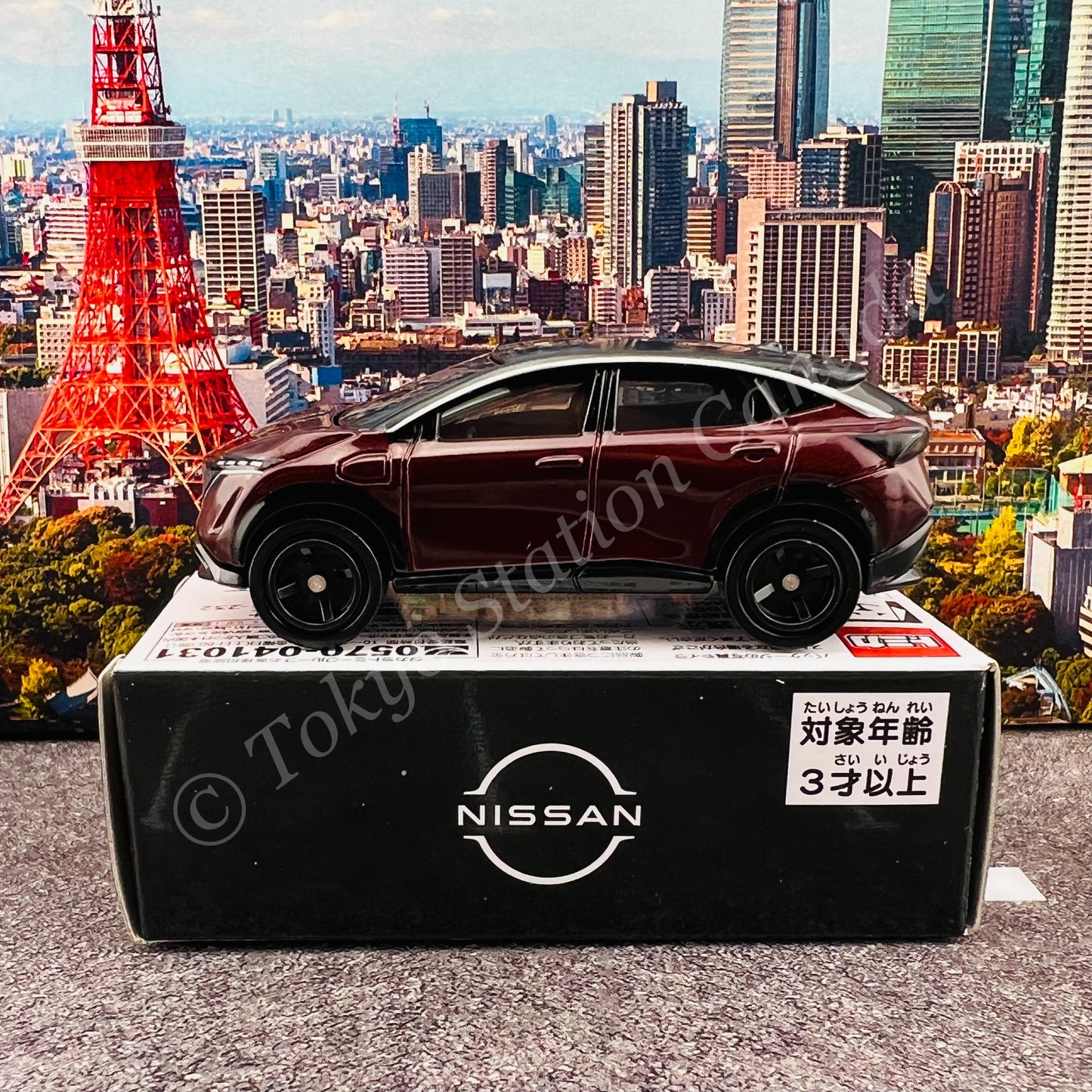 TOMICA Nissan Ariya (Burgundy/Midnight Black) KWAM036095