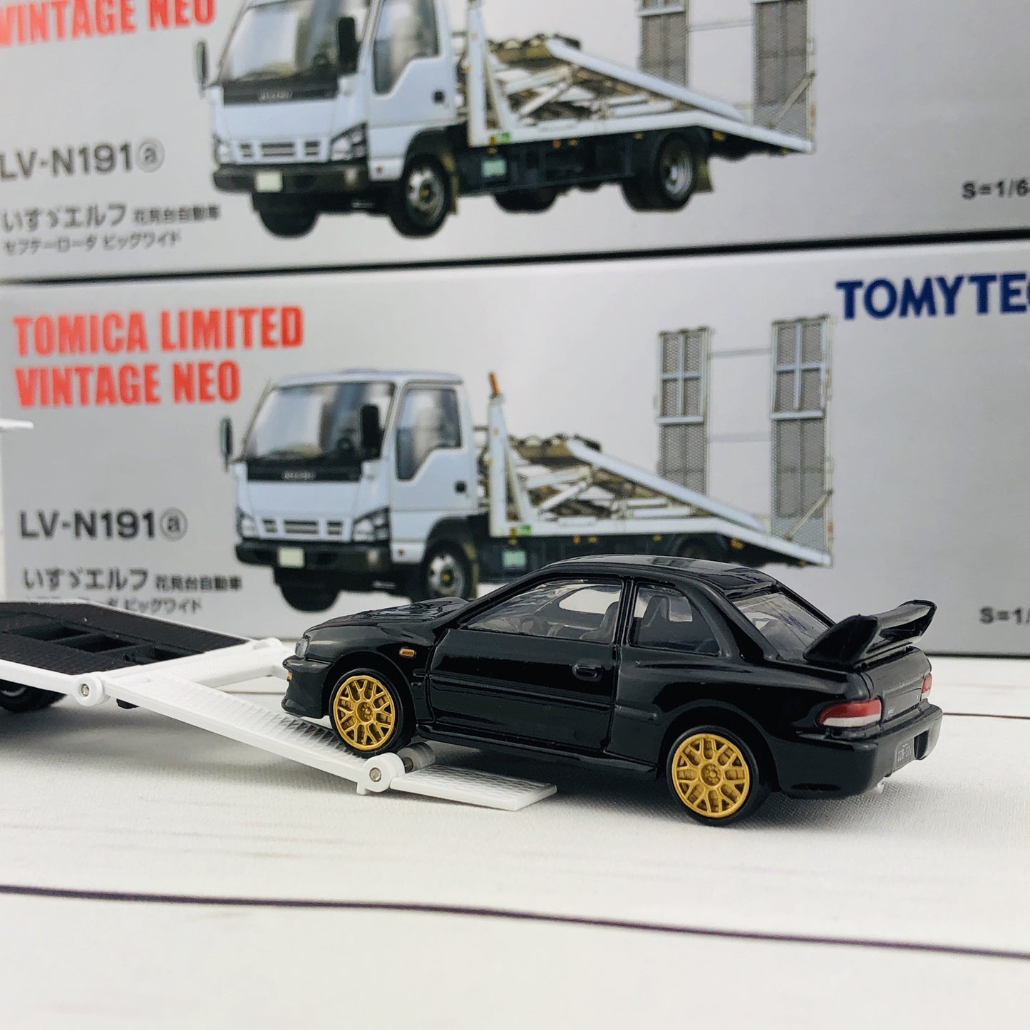 Tomica Limited Vintage Isuzu Elf Hanamidai Automobile Safety Loader Big Wide (White) LV-N191a