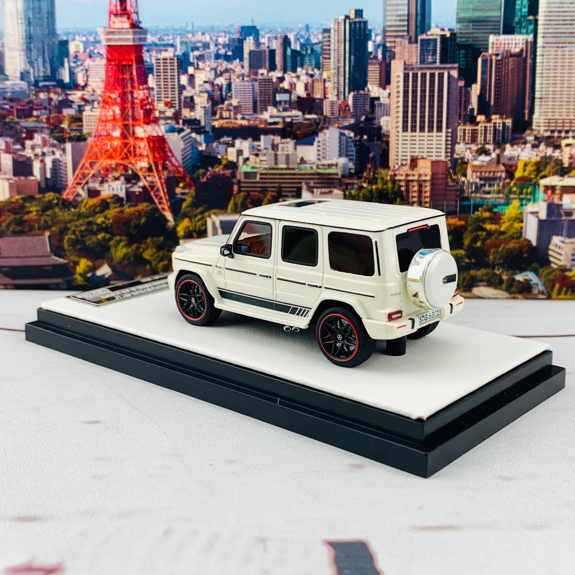 MOTORHELIX 1/64 Mercedes-AMG C63 WHITE