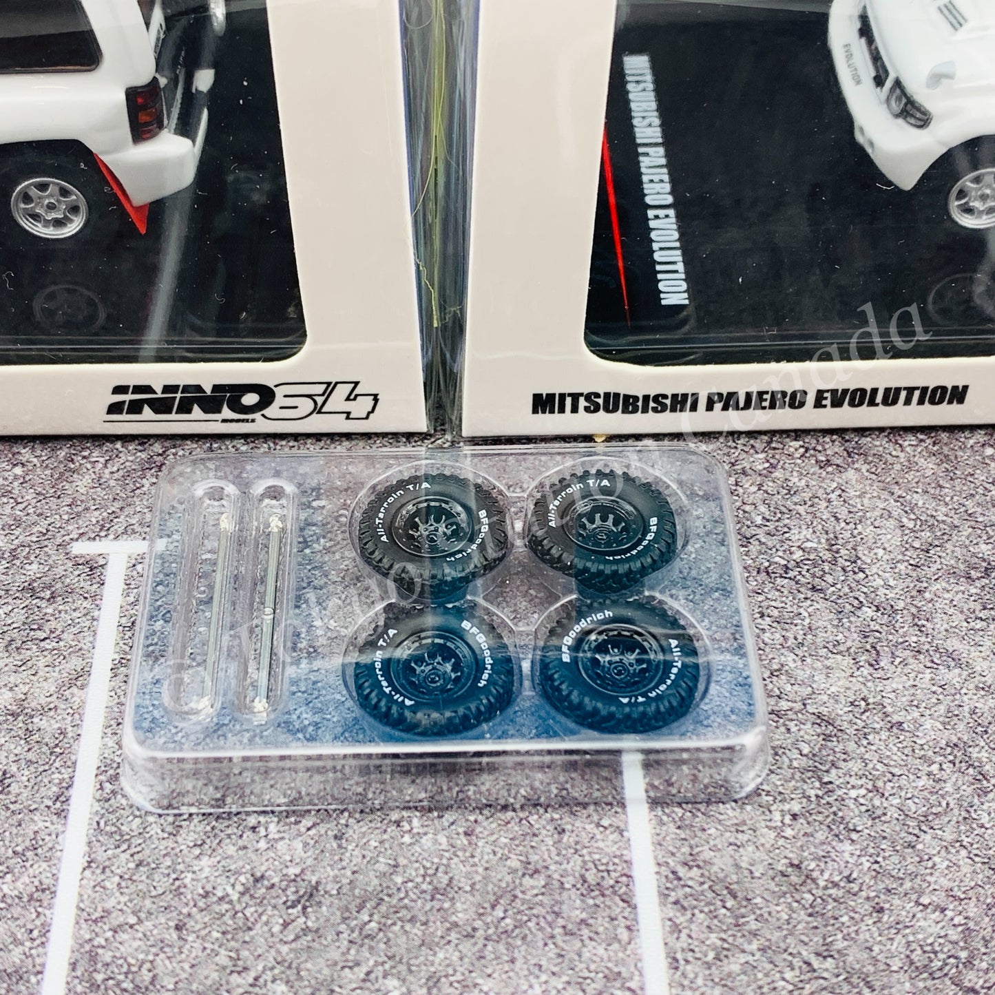 INNO64 1/64 MITSUBISHI PAJERO EVOLUTION White With Extra Wheels IN64-EVOP-PH