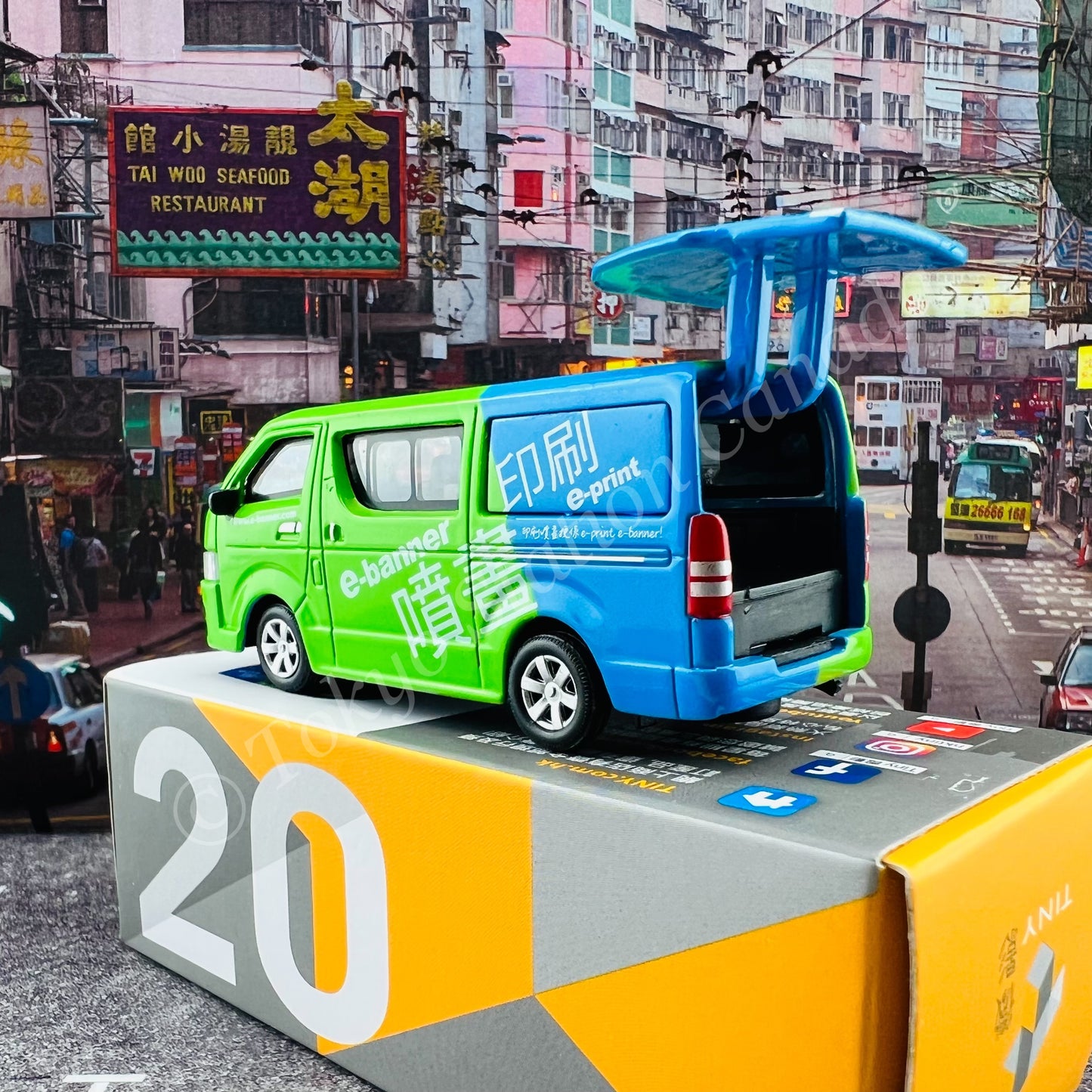 TINY 微影 20 Toyota Hiace e-print & e-banner ATC64472