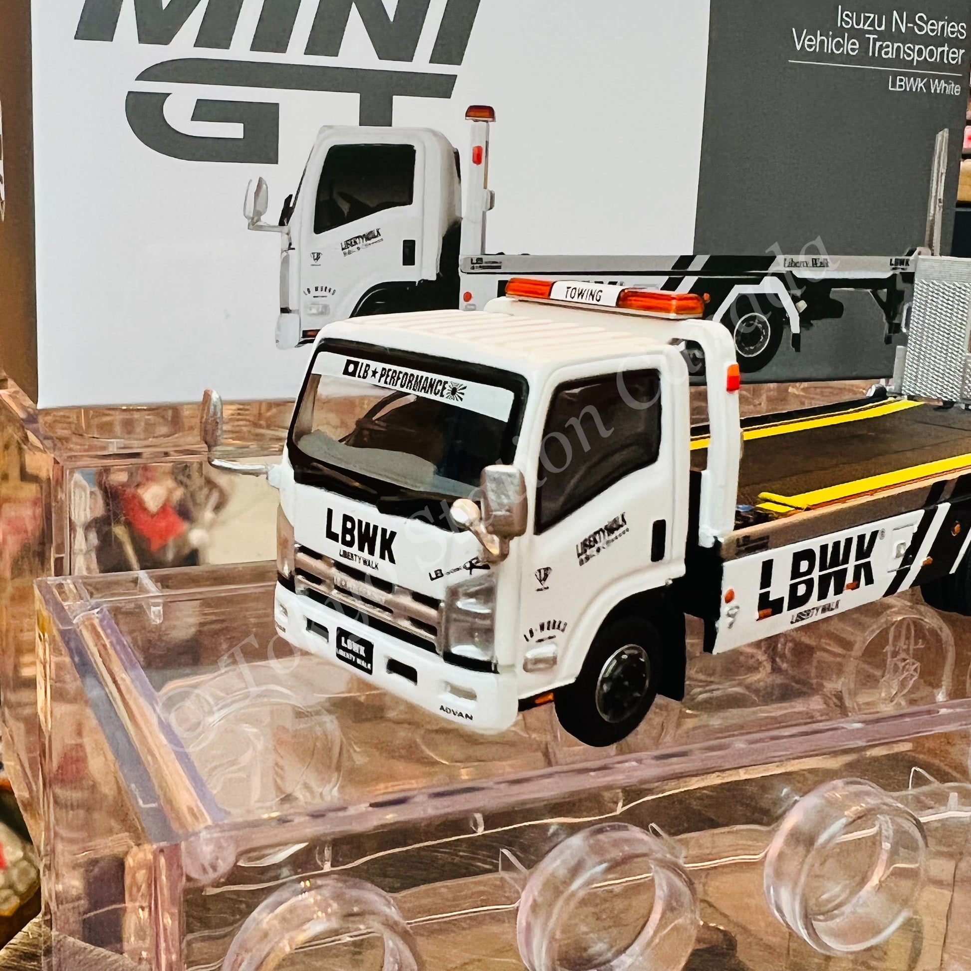 MINI GT 1/64 Isuzu N Series (ELF) Vehicle Transporter LBWK White