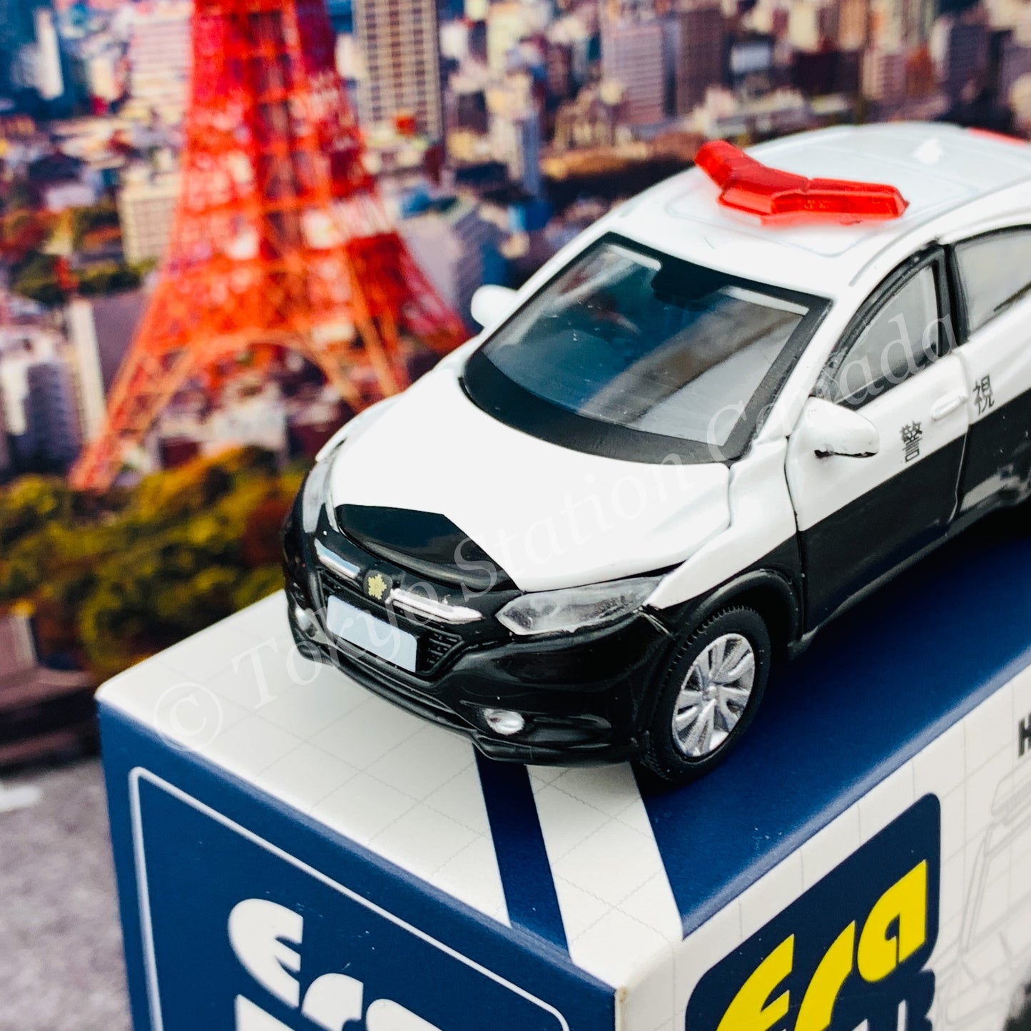 ERA CAR 1/64 54 Honda Vezel Japan Police with Traffic Police Officer Figure 4897099931584