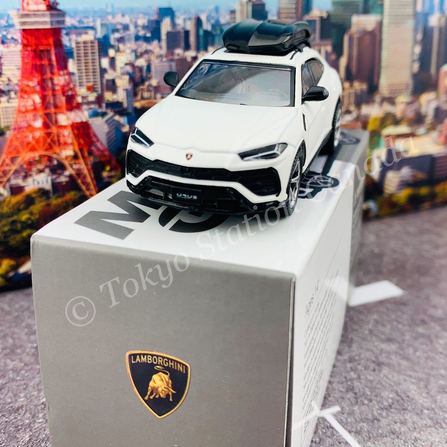 MINI GT 1/64 Lamborghini Urus  Bianco Monocerus Matt w/ Roof Box RHD MGT00220-R