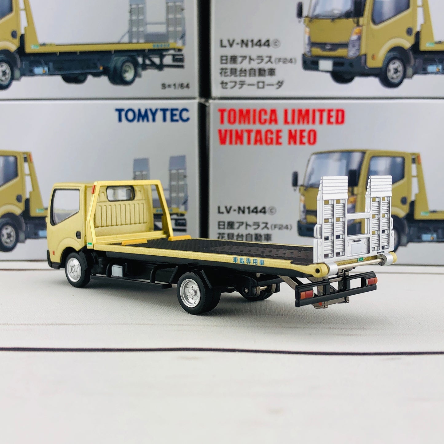 Tomica Limited Vintage Tomytec Nissan Atlas (F24) Hanamidai Safety Loader Gold 1/64 LV-N144c