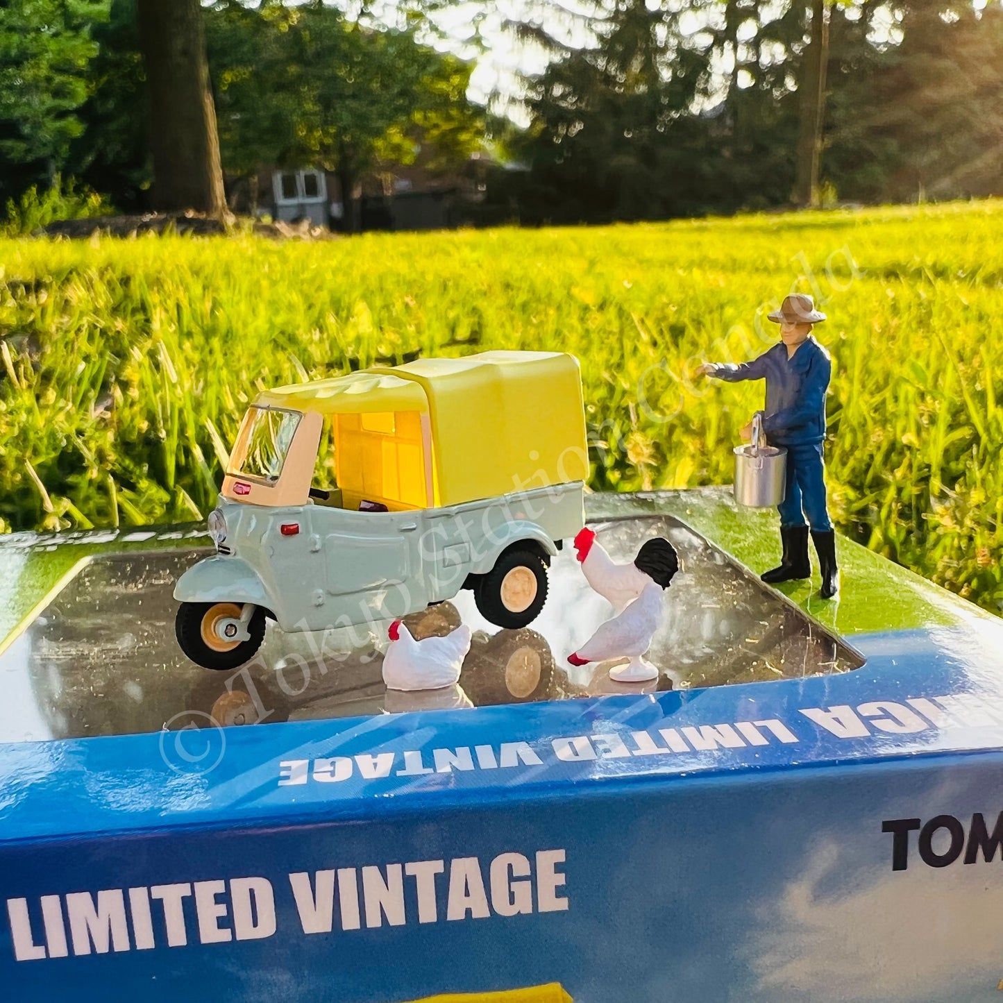 Tomytec Tomica Limited Vintage 1/64 Daihatsu Midget (yellowish green / beige) with figure LV-143d
