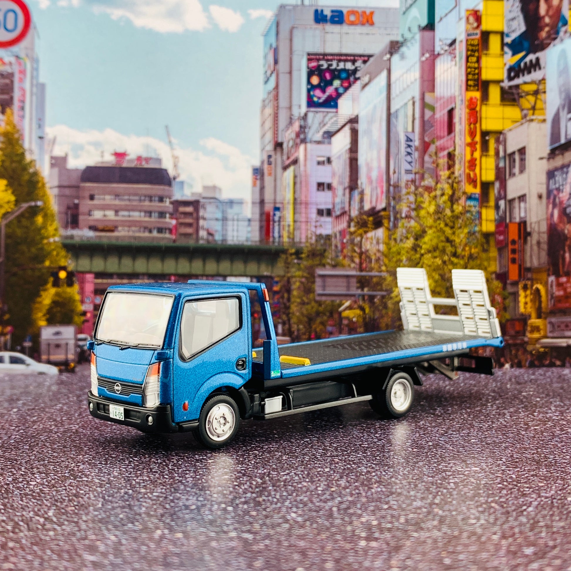 TOMYTEC Tomica Limited Vintage Neo 1/64 Nissan Atlas (F24) Hanamidai Safety Loader BLUE 花見台自動車 LV-N144d