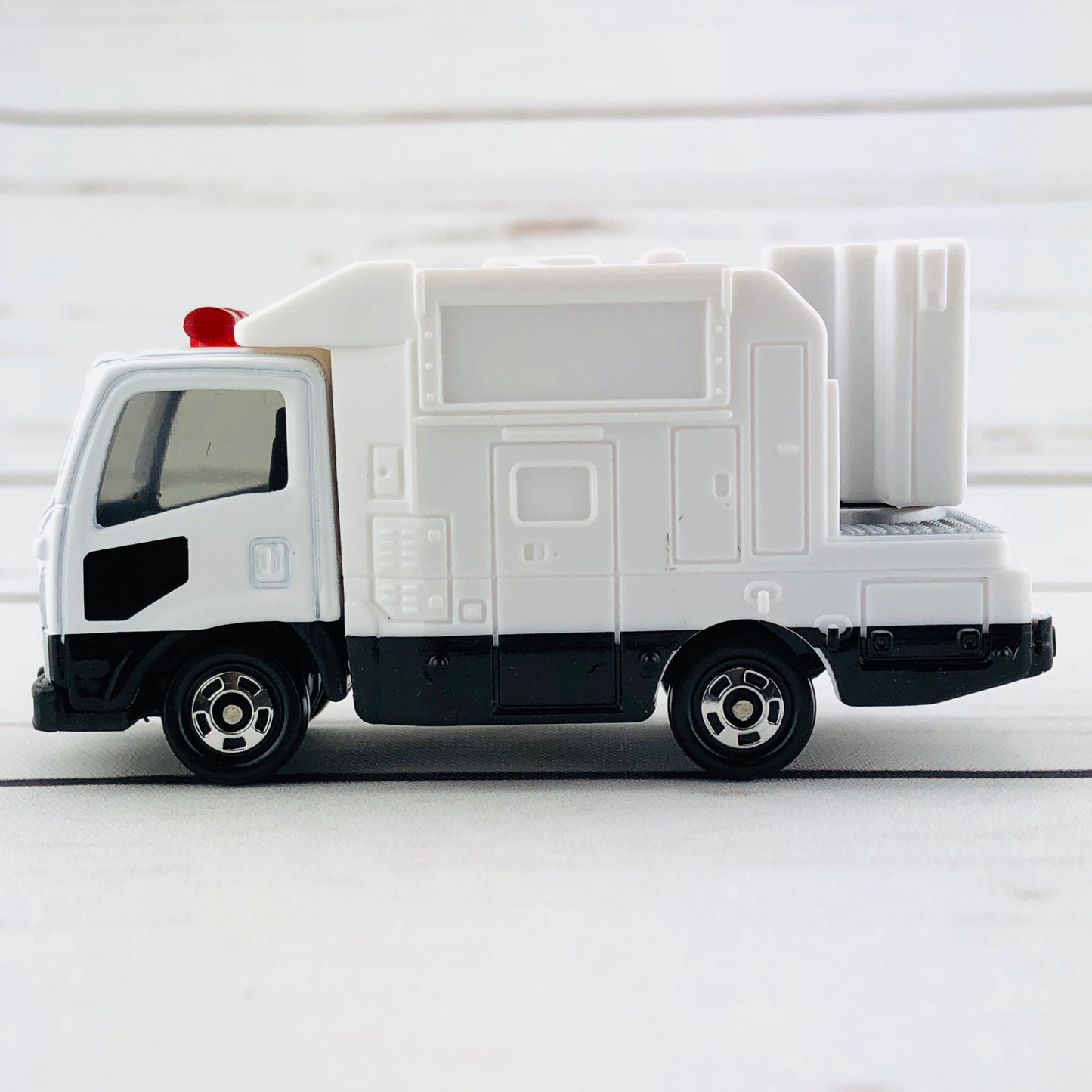 TOMICA 28 Isuzu Sign Car