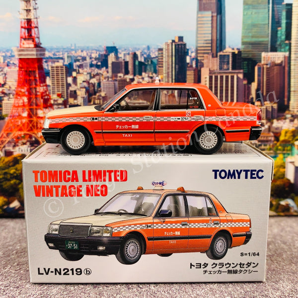 Tomytec Tomica Limited Vintage Neo 1/64 Toyota Crown Sedan Taxi (Checker Cab) LV-N219b