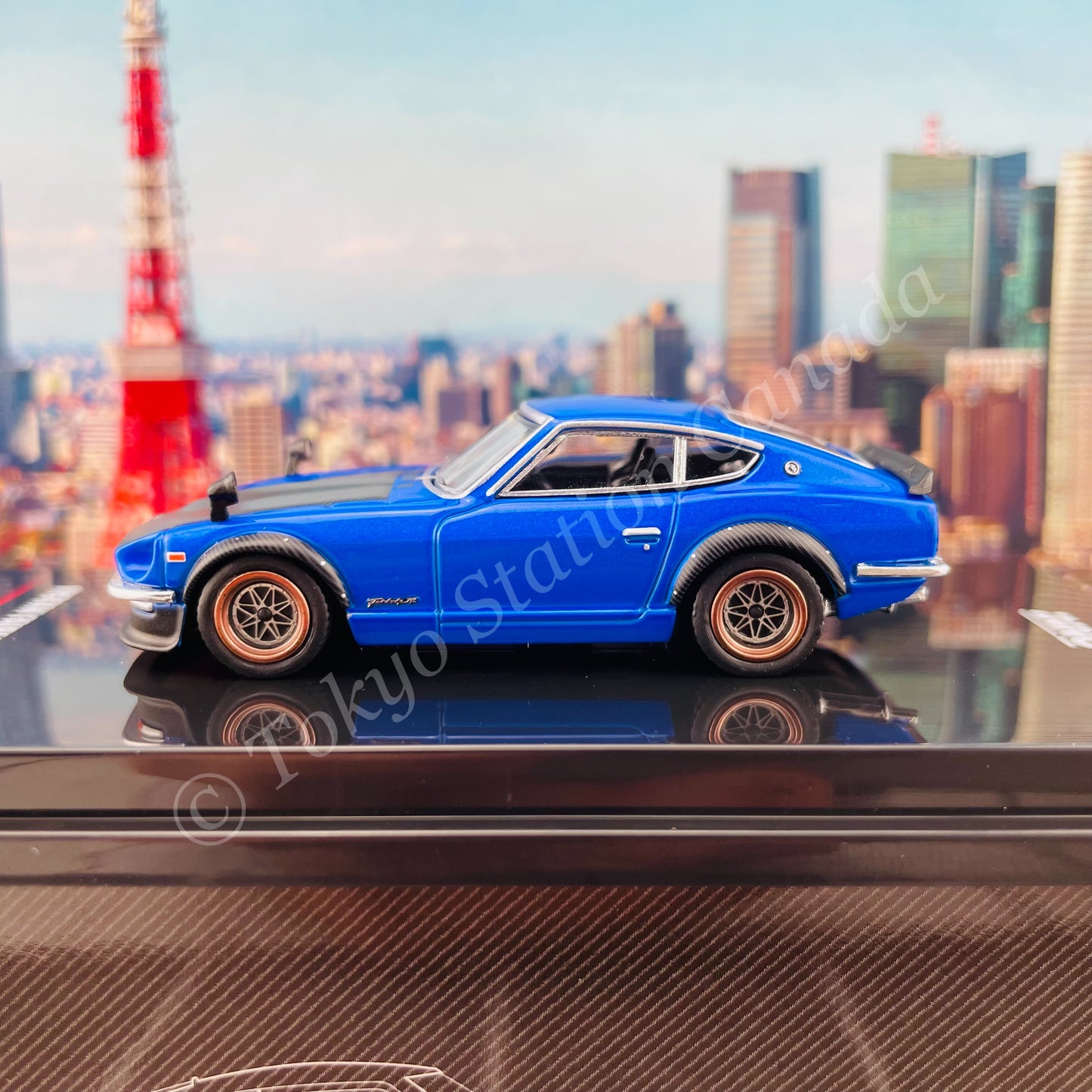INNO64 1/64 NISSAN FAIRLADY Z (S30) Blue with carbon Hood IN64-240Z-BLU