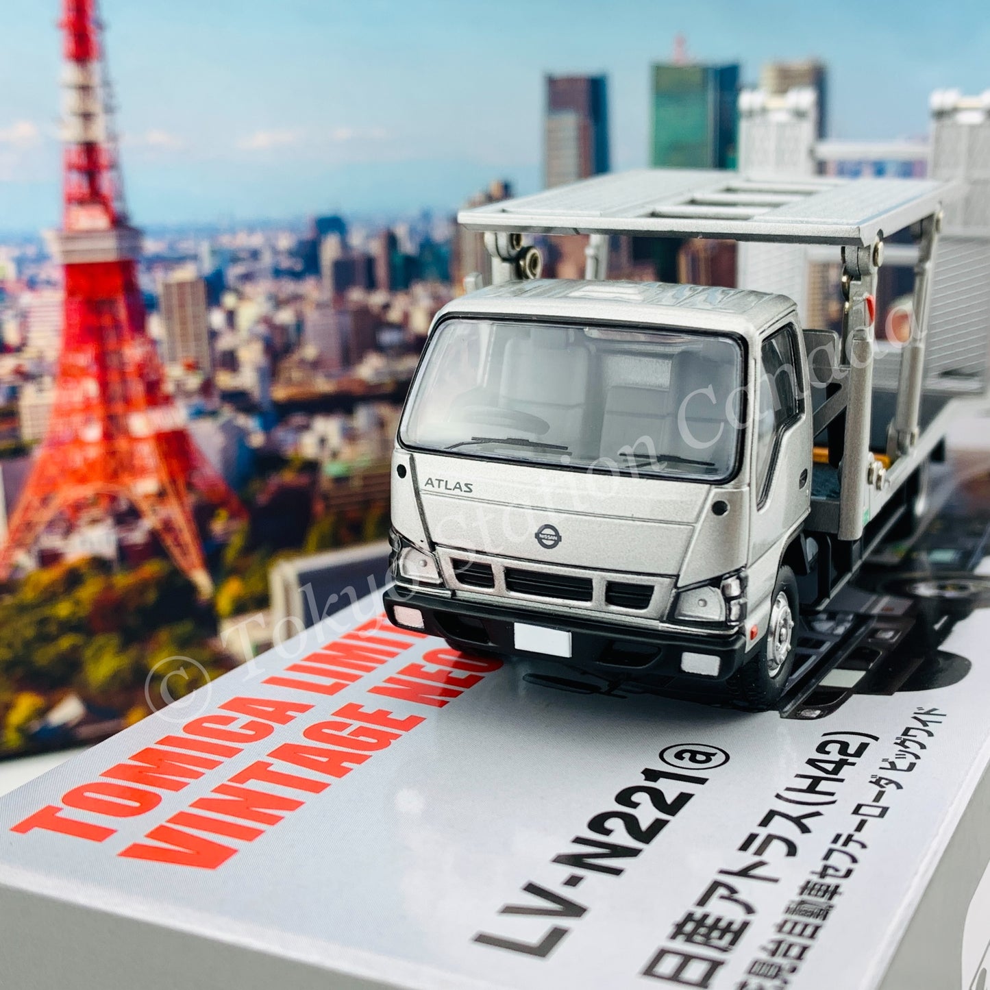 Tomytec Tomica Limited Vintage Neo 1/64 Nissan Atlas (H42) Hanamidai Automobile Safety Loader Big Wide (Silver) 日産アトラス花見台自動車ビッグワイド LV-N221a