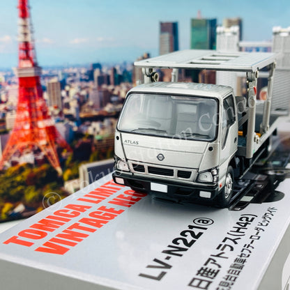 Tomytec Tomica Limited Vintage Neo 1/64 Nissan Atlas (H42) Hanamidai Automobile Safety Loader Big Wide (Silver) 日産アトラス花見台自動車ビッグワイド LV-N221a