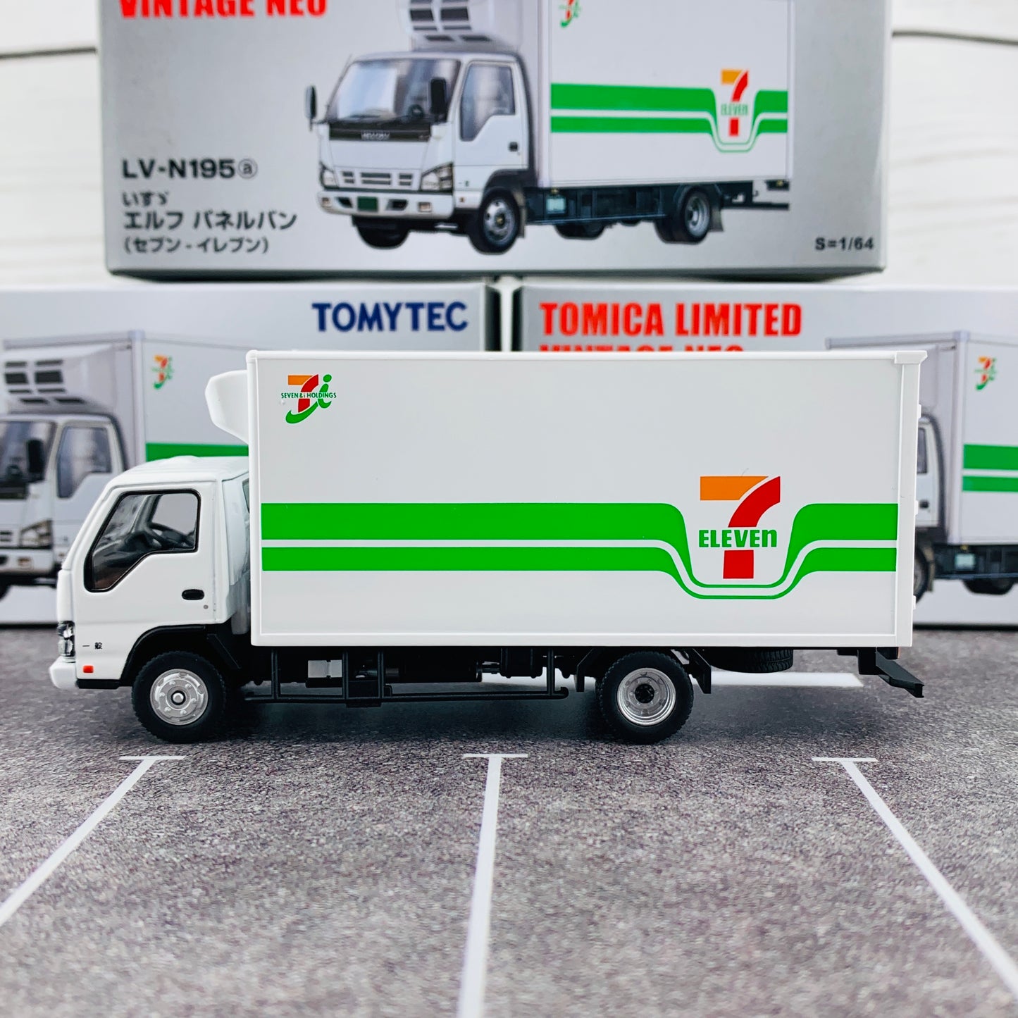 Tomica Limited Vintage Neo 1/64 Isuzu ELF Panel Van 7-Eleven LV-N195a