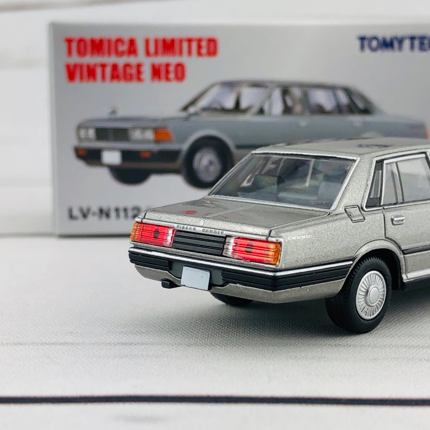 Tomica Limited Vintage 1/64 Nissan Cedric 200E Turbo (1981) LV-N112b