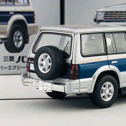 Tomica Limited Vintage Neo Mitsubishi Pajero Super Exceed Z (Silver/Blue) LV-N189b