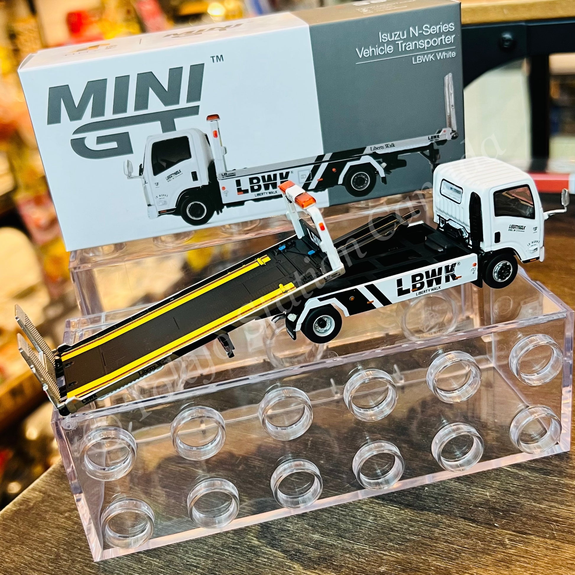 MINI GT 1/64 Isuzu N Series (ELF) Vehicle Transporter LBWK White