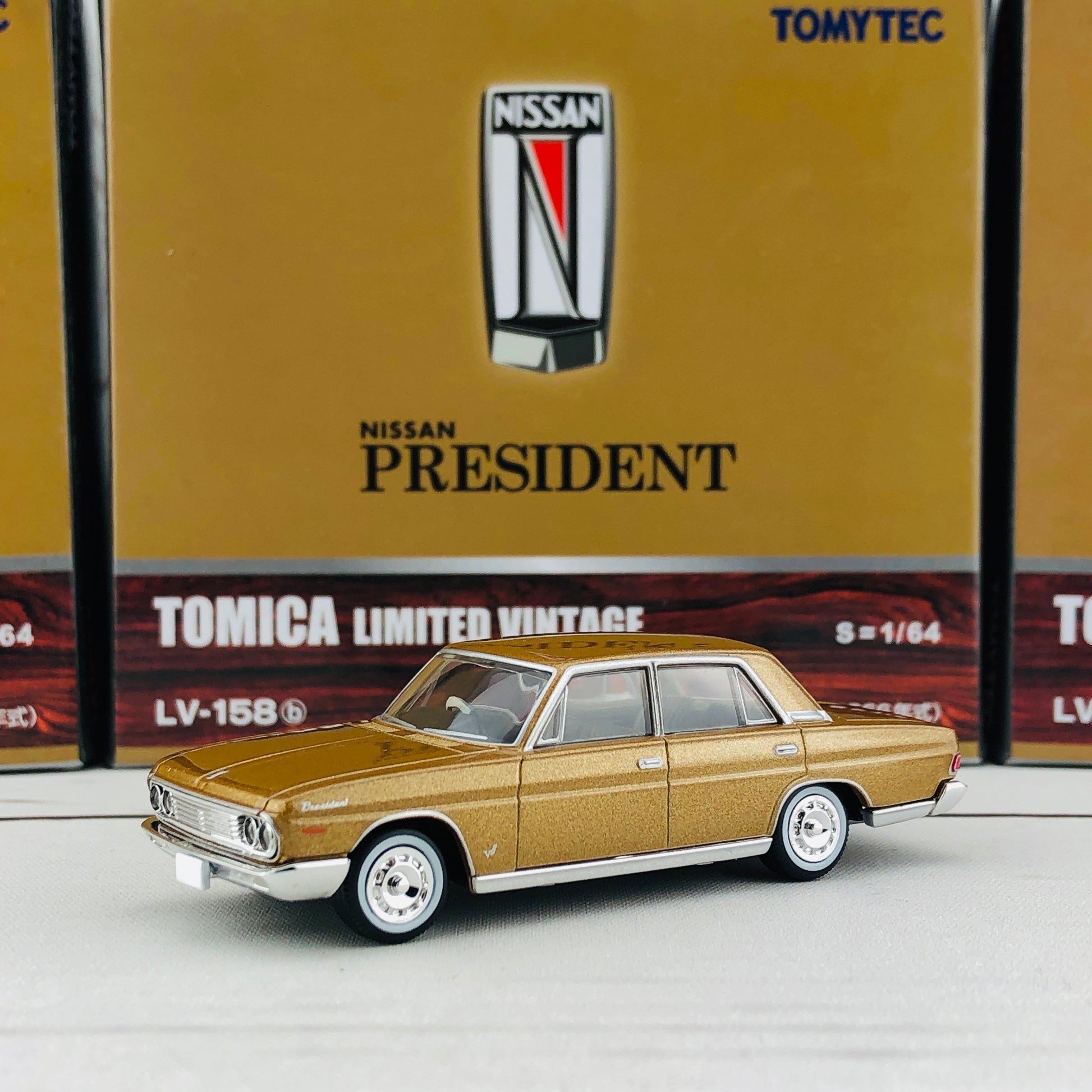 Tomica Limited Vintage 1/64 Nissan President H150-D (1966) LV-158b
