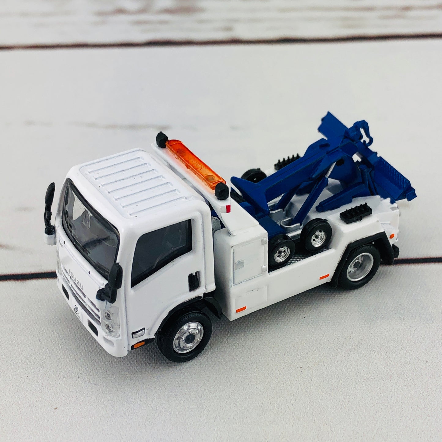 Tiny 144 Isuzu N Series Tow Truck