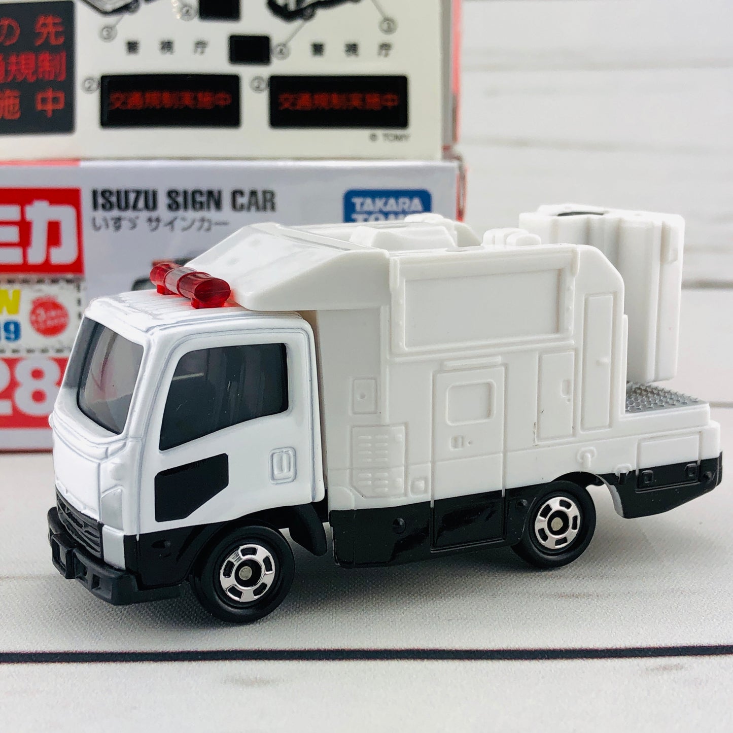TOMICA 28 Isuzu Sign Car