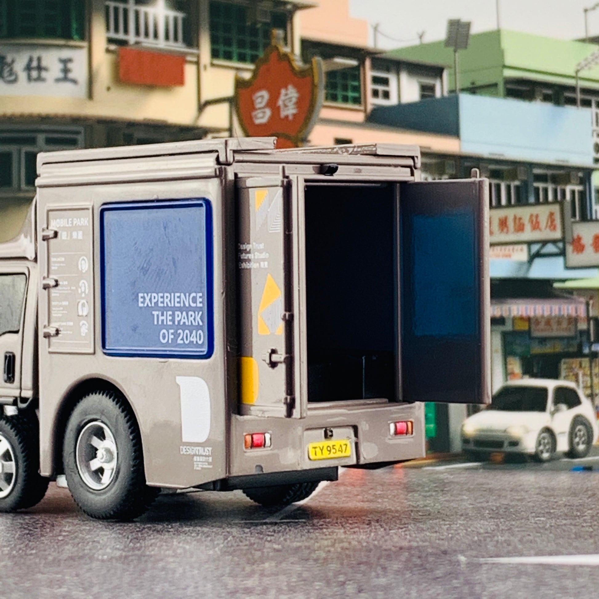 Tiny Q Pro-Series 13 - Outdoor Advertising Truck TinyQ-13a