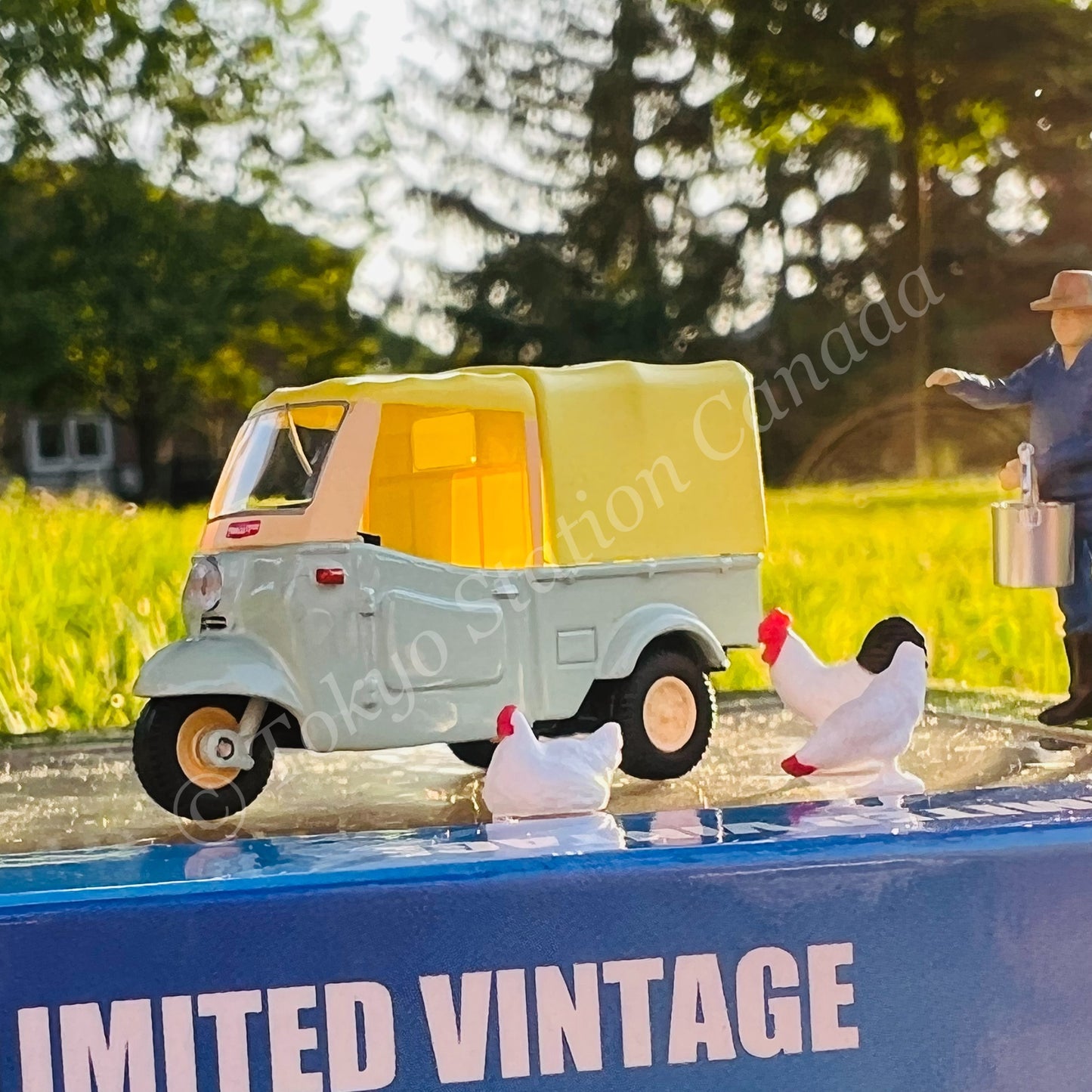 Tomytec Tomica Limited Vintage 1/64 Daihatsu Midget (yellowish green / beige) with figure LV-143d