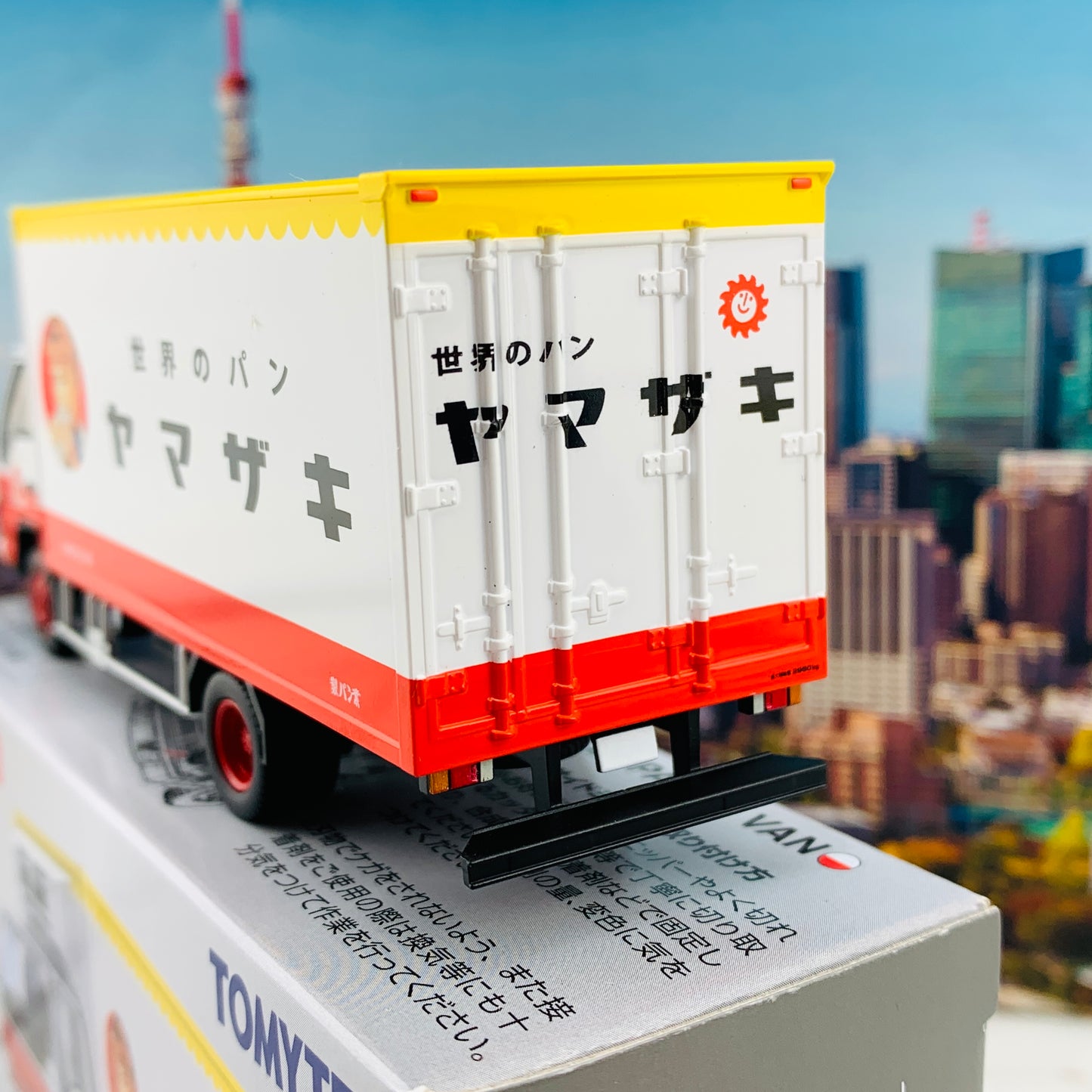 Tomytec Tomica Limited Vintage Neo 1/64 Isuzu Elf Panel Van (Yamazaki Bread) LV-N195b
