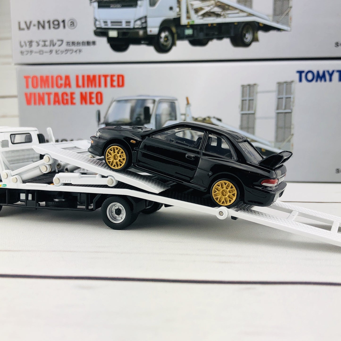 Tomica Limited Vintage Isuzu Elf Hanamidai Automobile Safety Loader Big Wide (White) LV-N191a