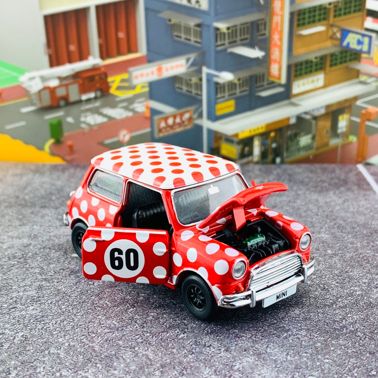 Tiny 微影 香港經典六十年系列 Mini Cooper Mk1 Hong Kong 1960s RHD 香港六十年代波點裙ATC64750