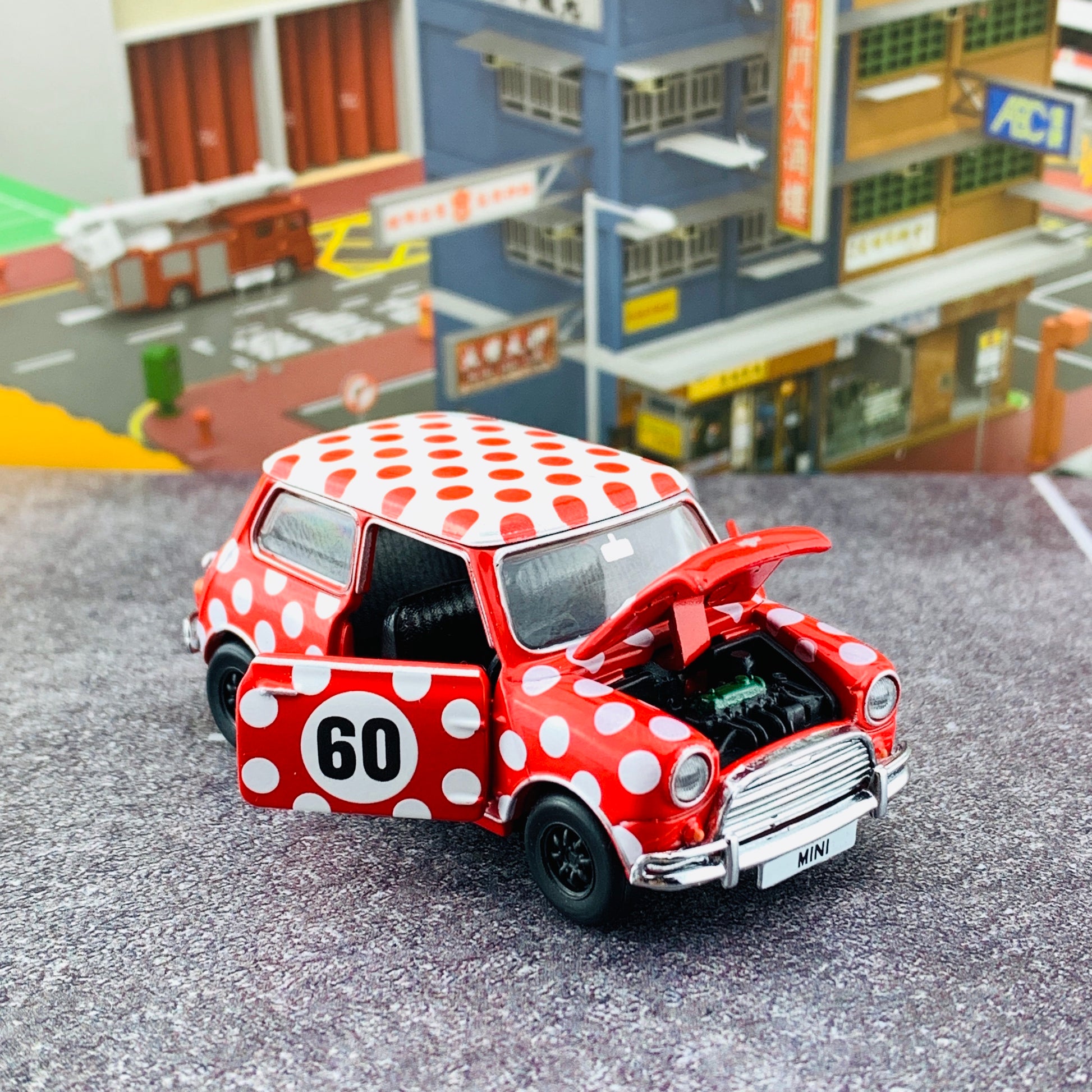 Tiny 微影 香港經典六十年系列 Mini Cooper Mk1 Hong Kong 1960s RHD 香港六十年代波點裙ATC64750
