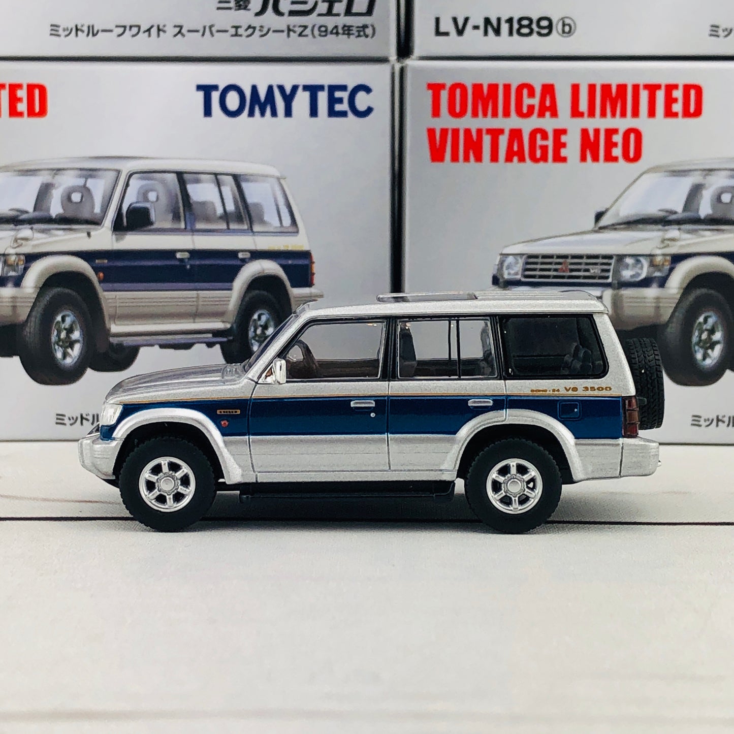 Tomica Limited Vintage Neo Mitsubishi Pajero Super Exceed Z (Silver/Blue) LV-N189b