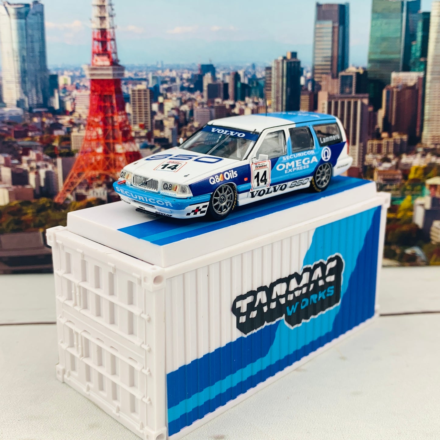 Tarmac Works 1/64 Hobby Collection Volvo 850 Estate #14 BTCC 1994 Jan Lammers including a Container T64-039-94BTCC14