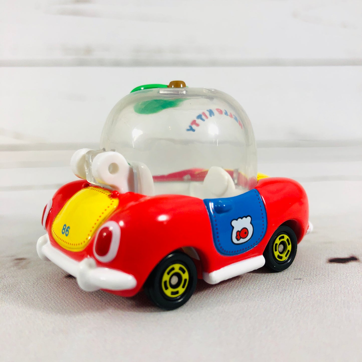 DREAM TOMICA Ride On R02 Hello Kitty x Apple Car