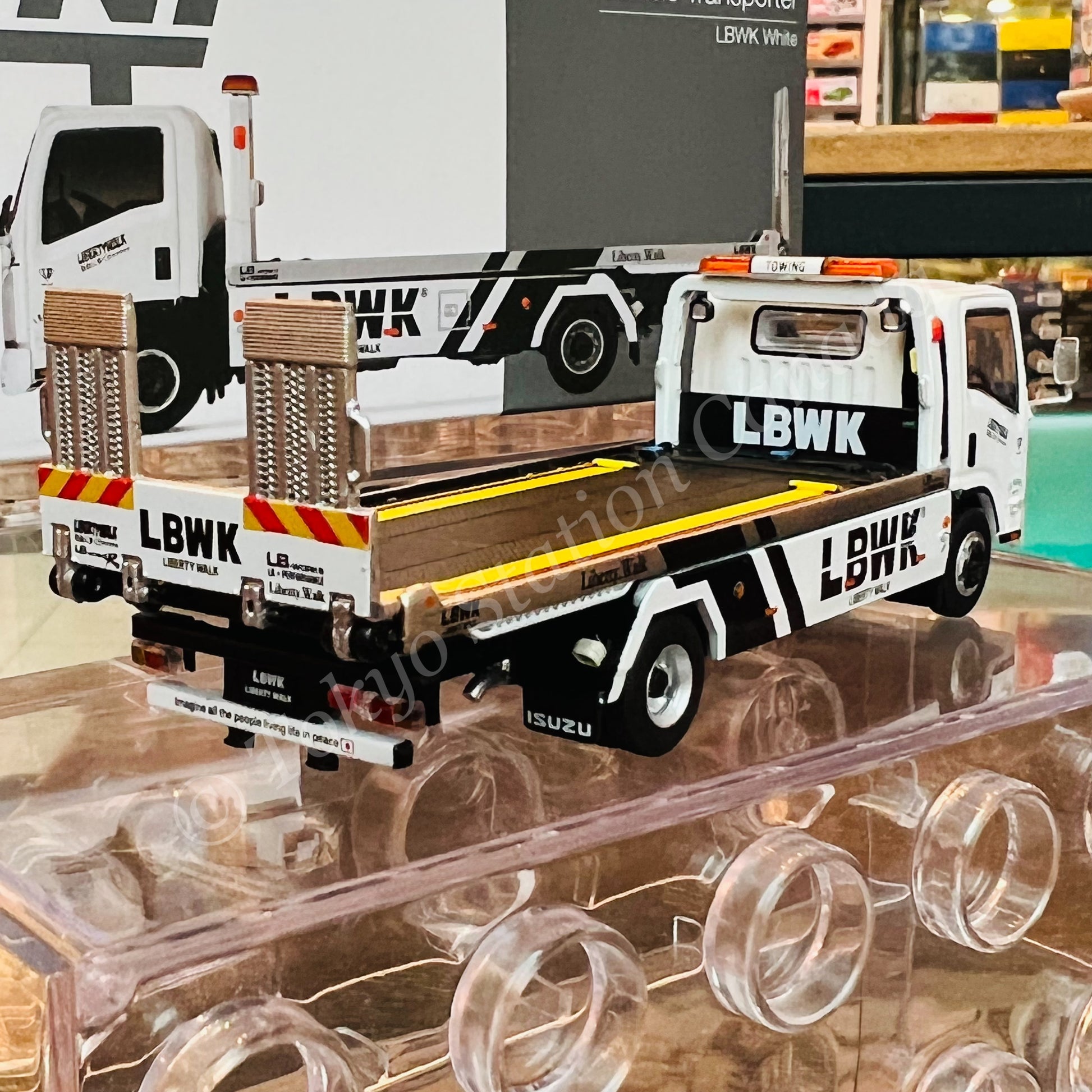 MINI GT 1/64 Isuzu N Series (ELF) Vehicle Transporter LBWK White