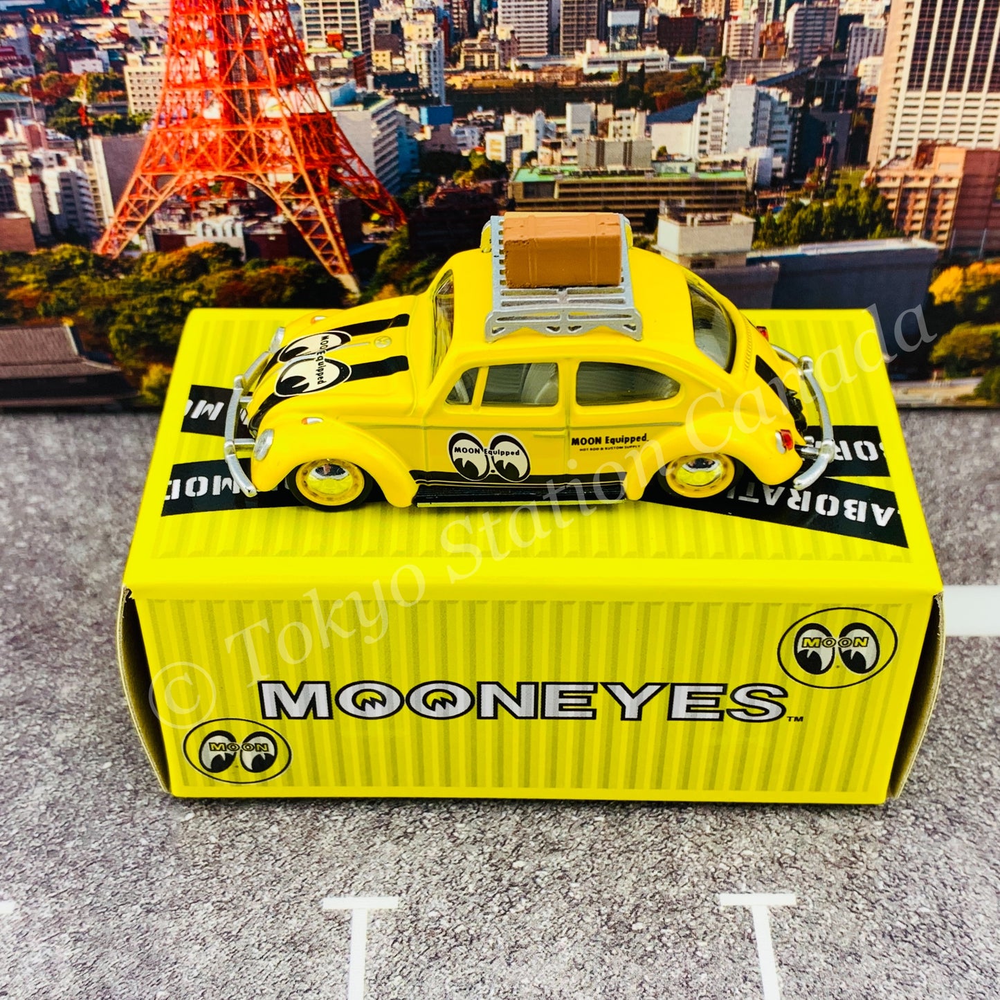 Tarmac Works x Schuco COLLAB64 1/64 Volkswagen Beetle Mooneyes with roof rack and suitcases T64S-006-ME1