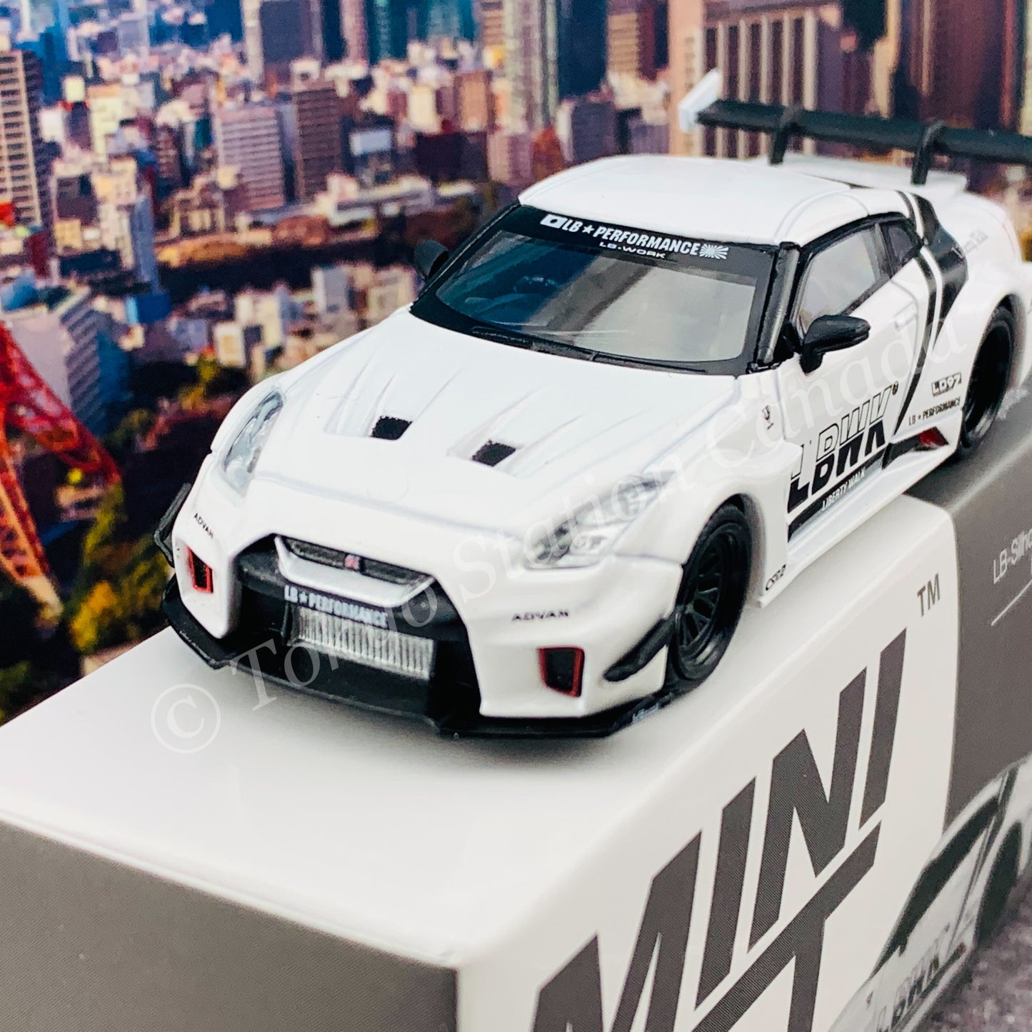 MINI GT 1/64 LB-Silhouette WORKS GT NISSAN 35GT-RR  Ver.2  White LBWK RHD MGT00209-R