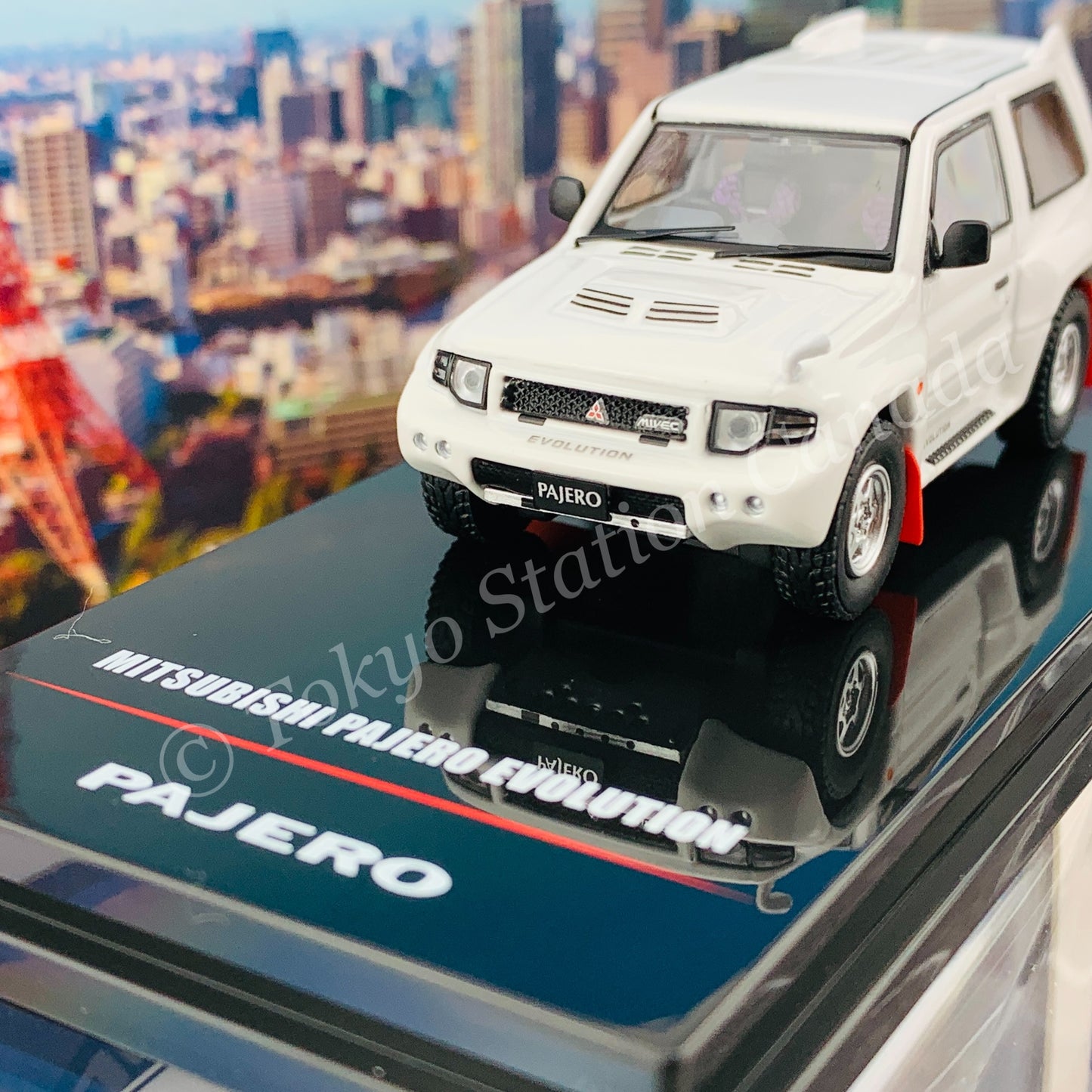 INNO64 1/64 MITSUBISHI PAJERO EVOLUTION White With Extra Wheels IN64-EVOP-PH
